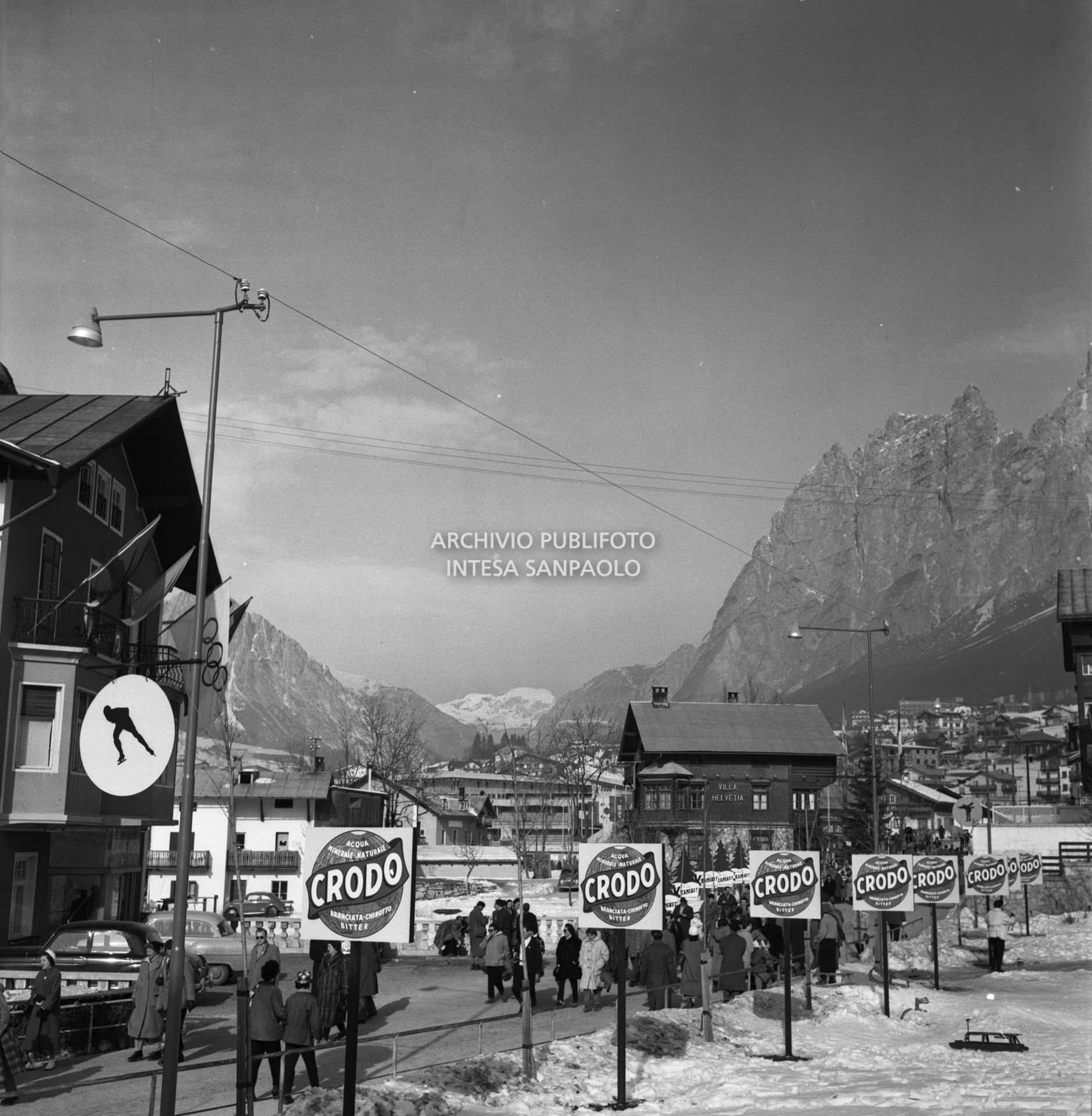 Cartelli pubblicitari dell'acqua e delle bibite Crodo lungo via del Castello a Cortina d'Ampezzo
