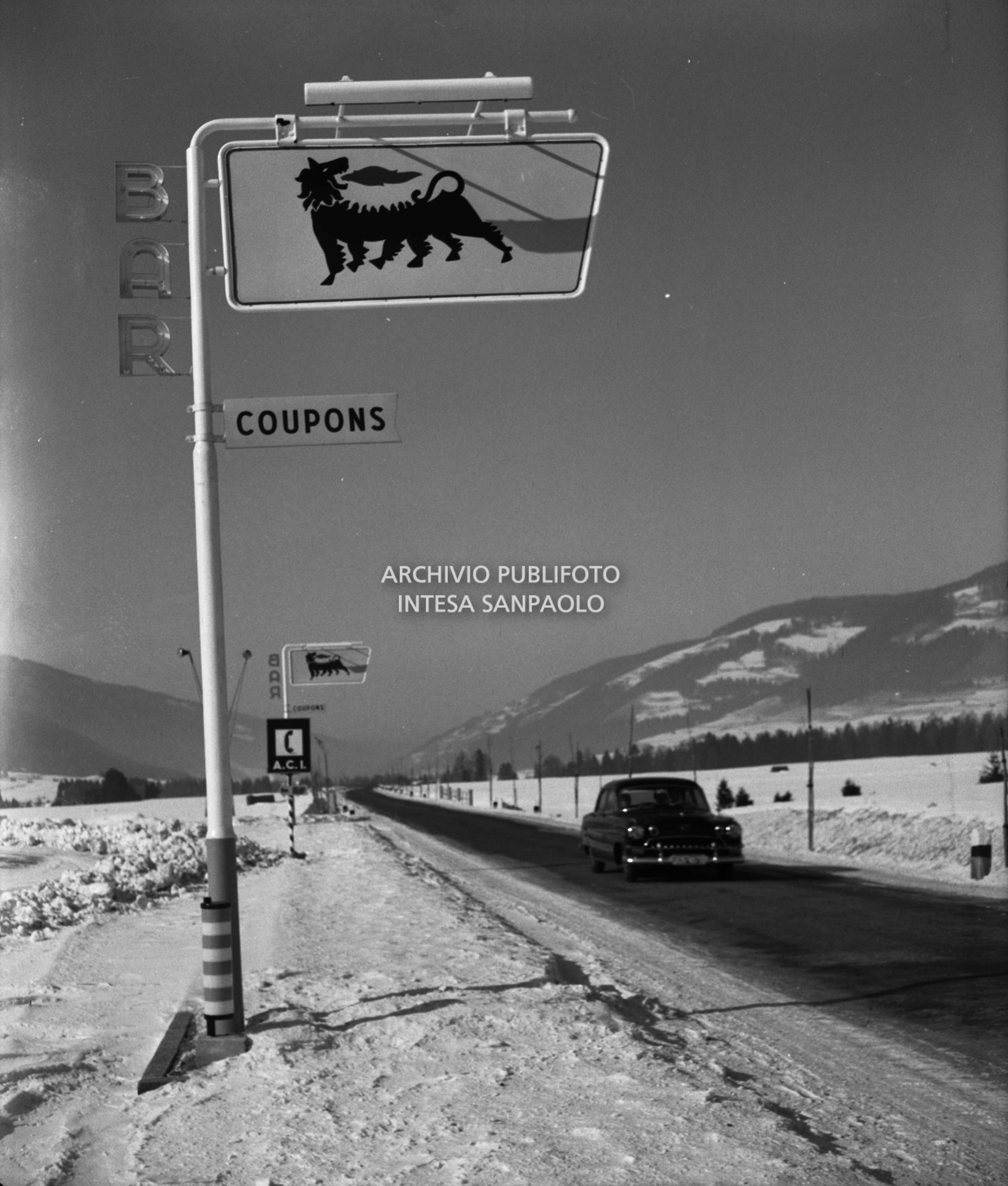 Insegne della stazione di servizio Agip con bar nei pressi di Cortina d'Ampezzo