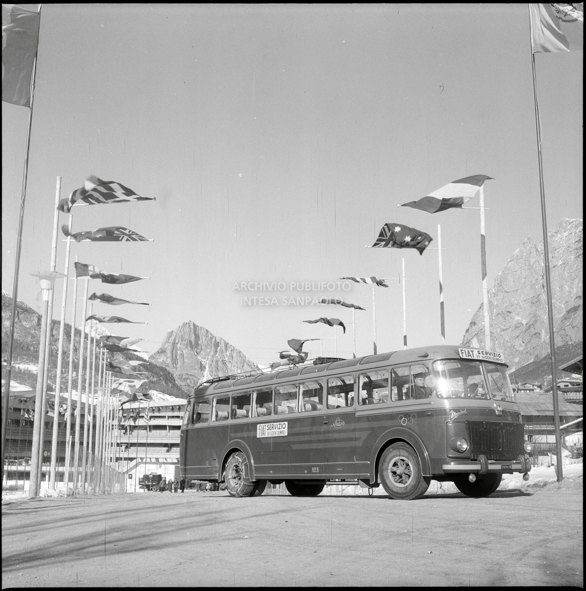 Pullman Fiat 682 RN Viberti Monotral della compagnia Sadem adibito a trasporto del personale in servizio per i VII Giochi olimpici invernali nel viale d'ingresso allo Stadio del ghiaccio di Cortina d'Ampezzo