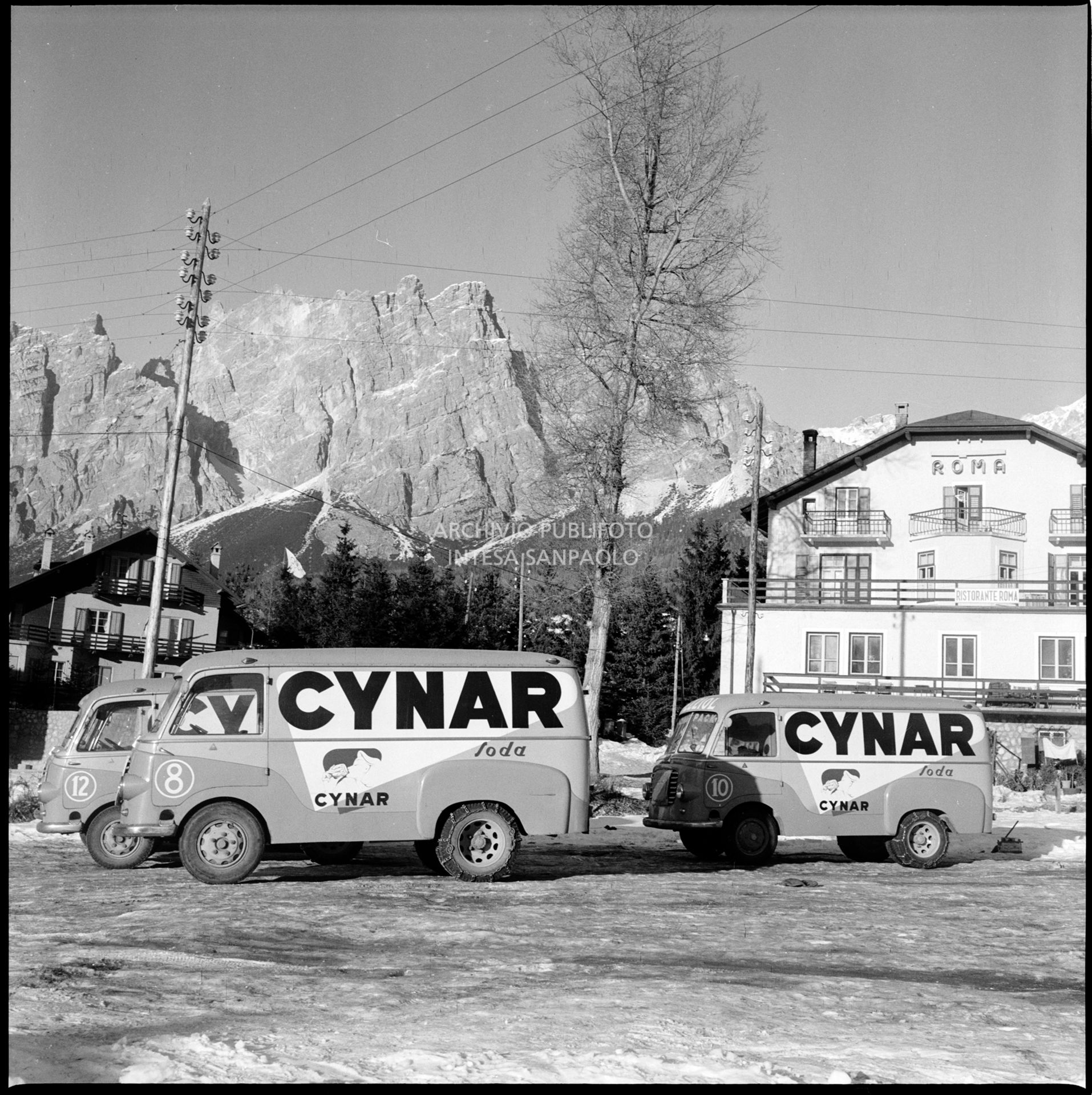 Due furgoni OM Leoncino che pubblicizzano il Cynar Soda a Cortina d'Ampezzo