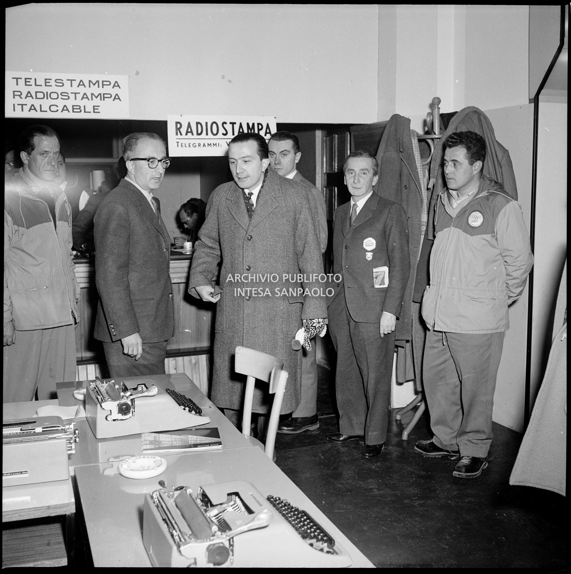 Il direttore del Centro per la stampa, Giuseppe Sabelli Fioretti (a sinistra), mostra al ministro delle Finanze Giulio Andreotti i vari servizi a disposizione dei giornalisti