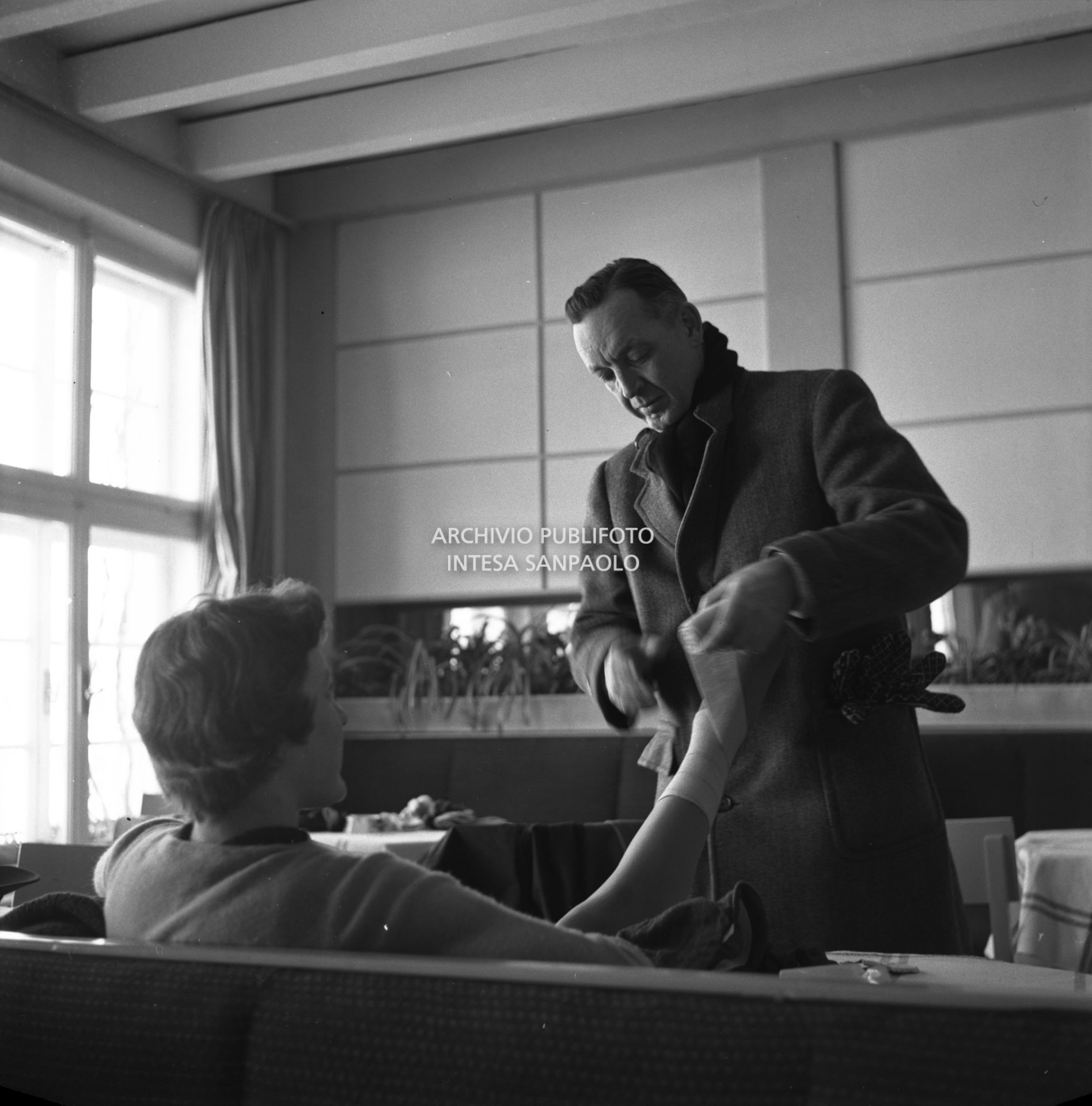 Hollis Albright fascia la caviglia della figlia Tenley Emma Albright, pattinatrice artistica americana, a Cortina d'Ampezzo per i VII Giochi olimpici invernali