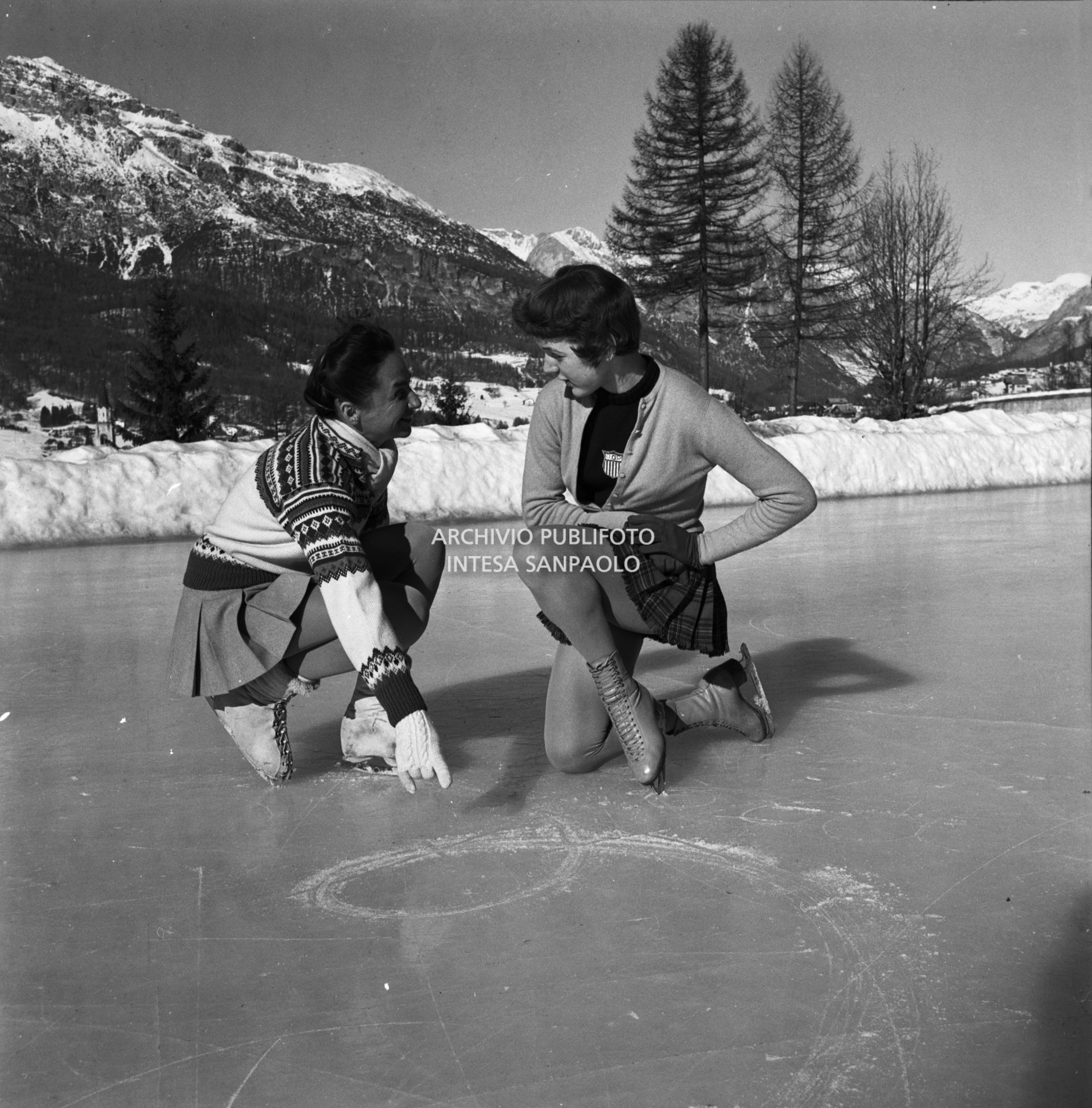 Tenley Emma Albright, pattinatrice artistica americana, con la sua allenatrice Maribel Vinson, a Cortina d'Ampezzo per i VII Giochi olimpici invernali