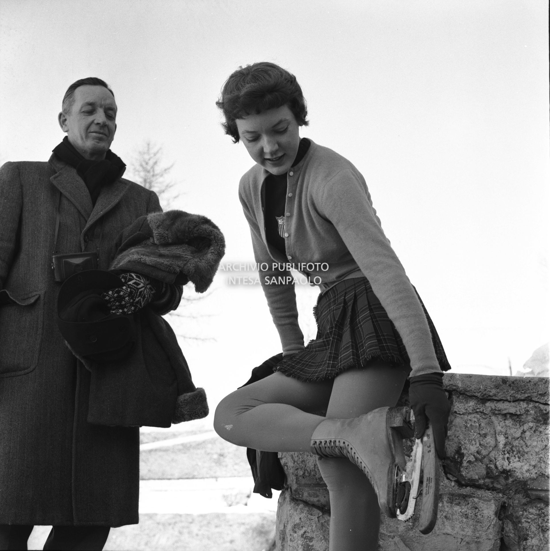 Tenley Emma Albright, pattinatrice artistica americana, con il padre Hollis Albright a Cortina d'Ampezzo per i VII Giochi olimpici invernali