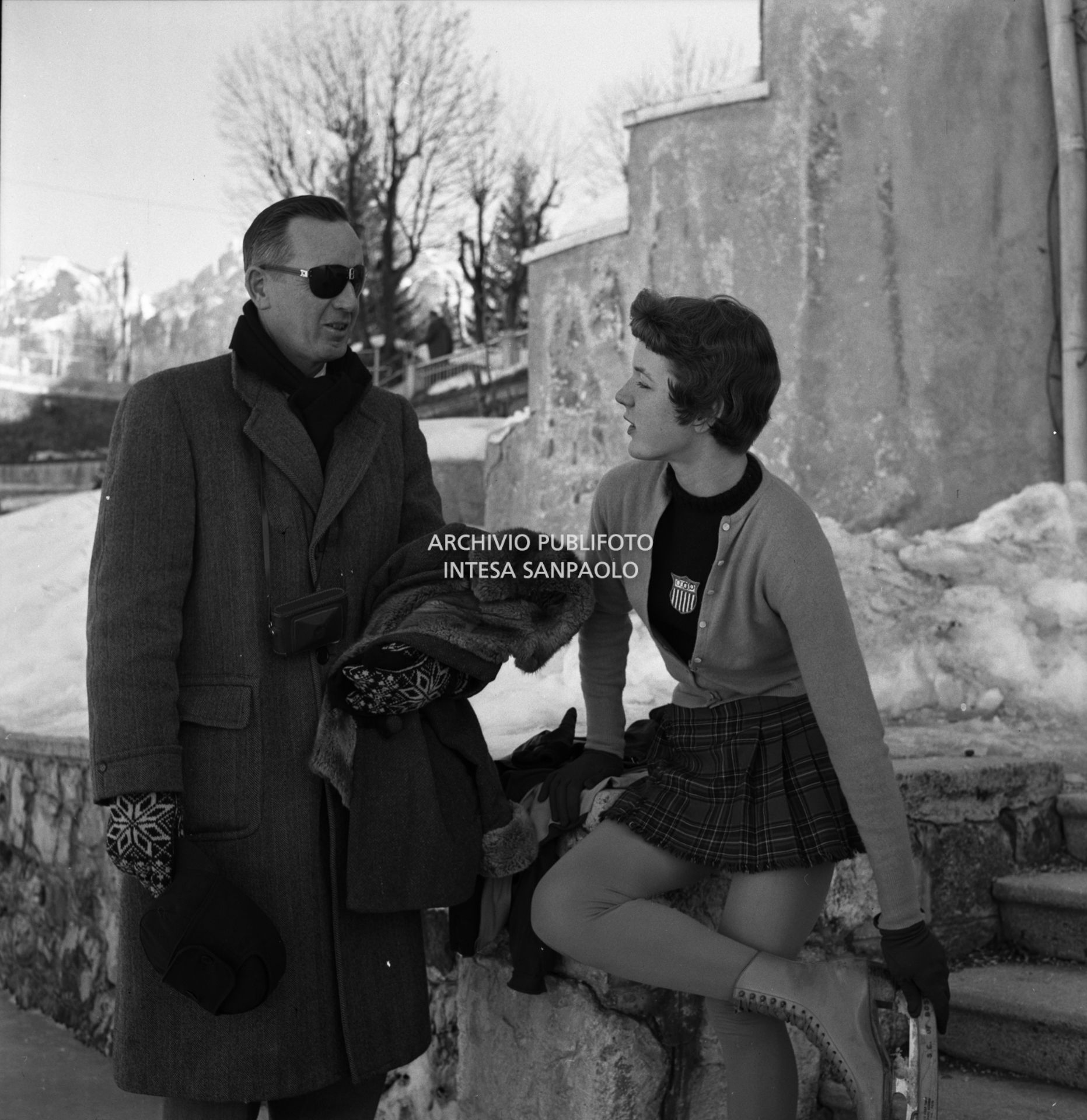 Tenley Emma Albright, pattinatrice artistica americana, con il padre Hollis Albright a Cortina d'Ampezzo per i VII Giochi olimpici invernali