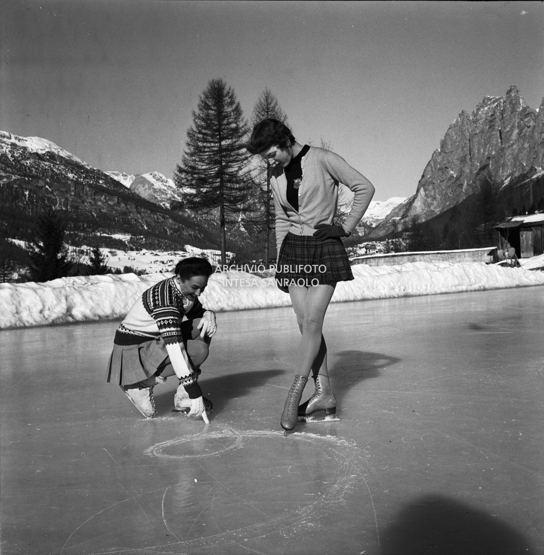 Tenley Emma Albright, pattinatrice artistica americana, con la sua allenatrice Maribel Vinson, a Cortina d'Ampezzo per i VII Giochi olimpici invernali