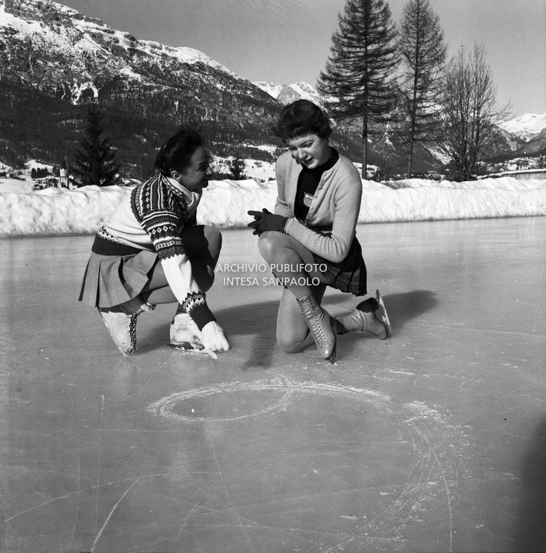 Tenley Emma Albright, pattinatrice artistica americana, con la sua allenatrice Maribel Vinson, a Cortina d'Ampezzo per i VII Giochi olimpici invernali