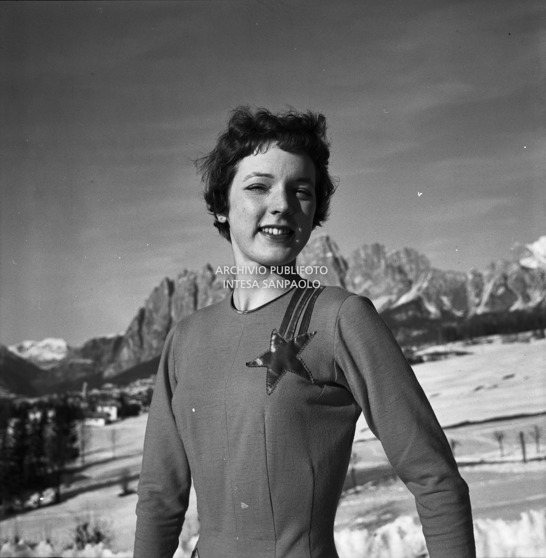 Ritratto di Tenley Emma Albright, pattinatrice artistica americana, a Cortina d'Ampezzo per i VII Giochi olimpici invernali