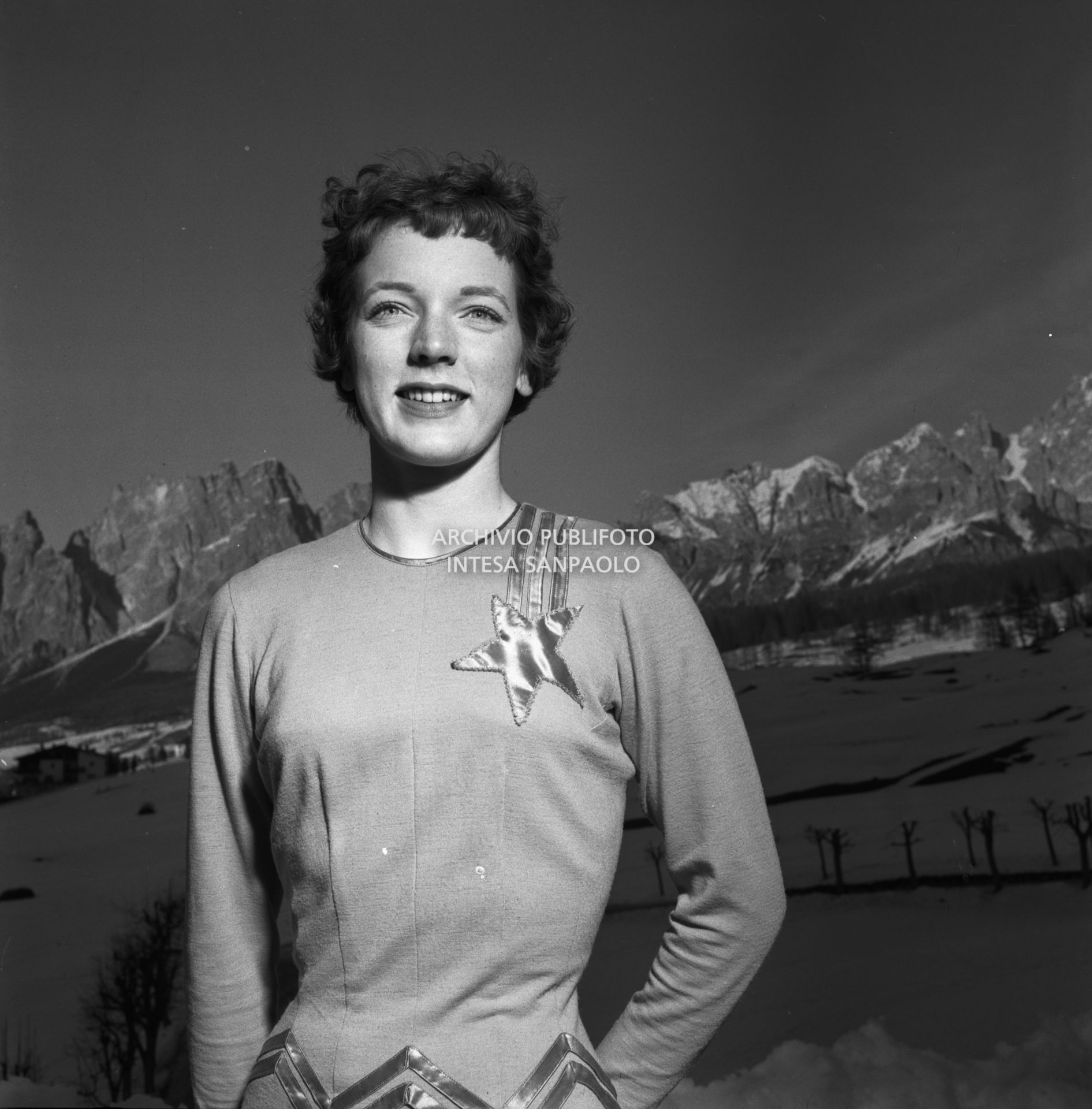 Ritratto di Tenley Emma Albright, pattinatrice artistica americana, a Cortina d'Ampezzo per i VII Giochi olimpici invernali