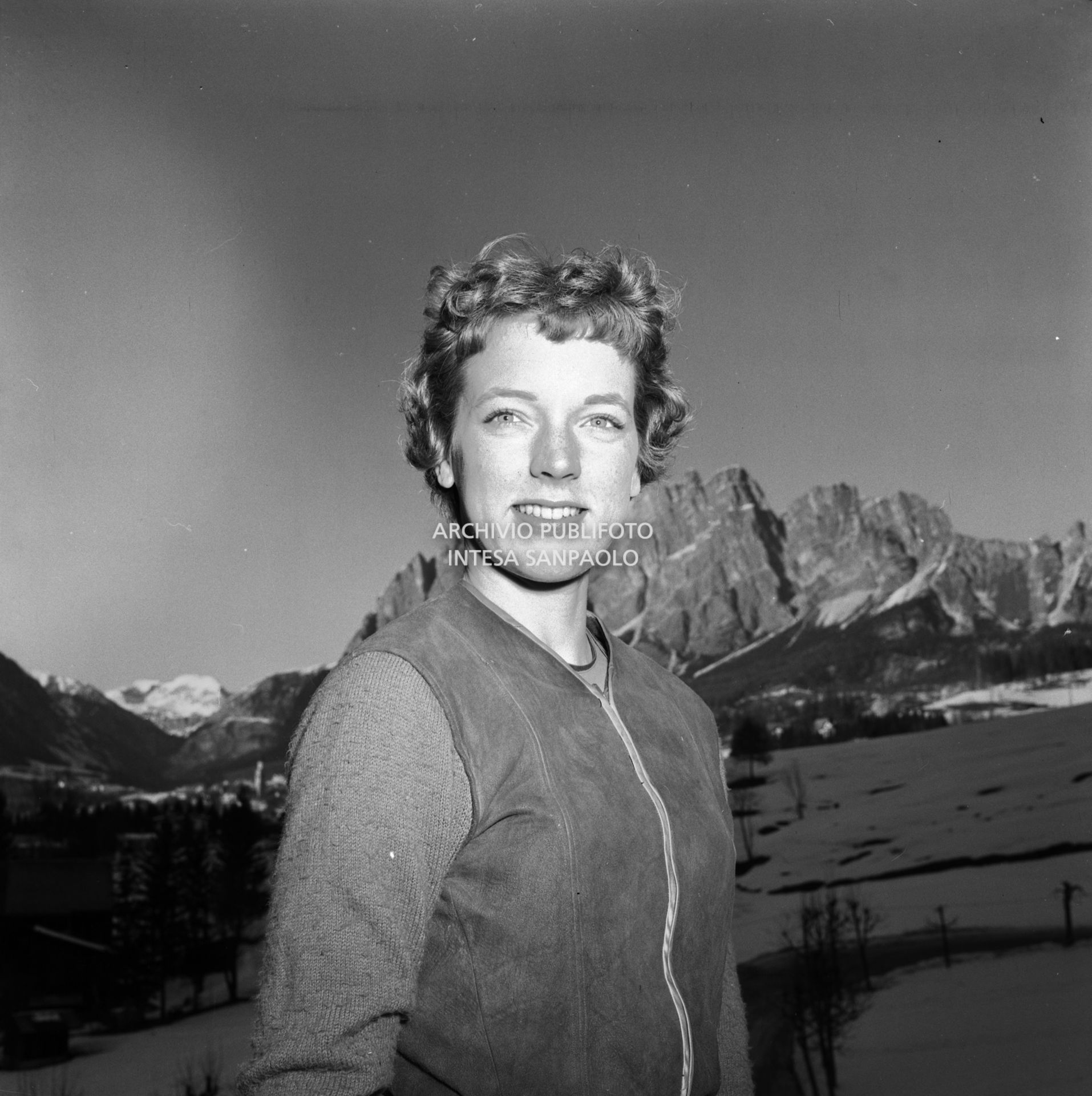 Ritratto di Tenley Emma Albright, pattinatrice artistica americana, a Cortina d'Ampezzo per i VII Giochi olimpici invernali