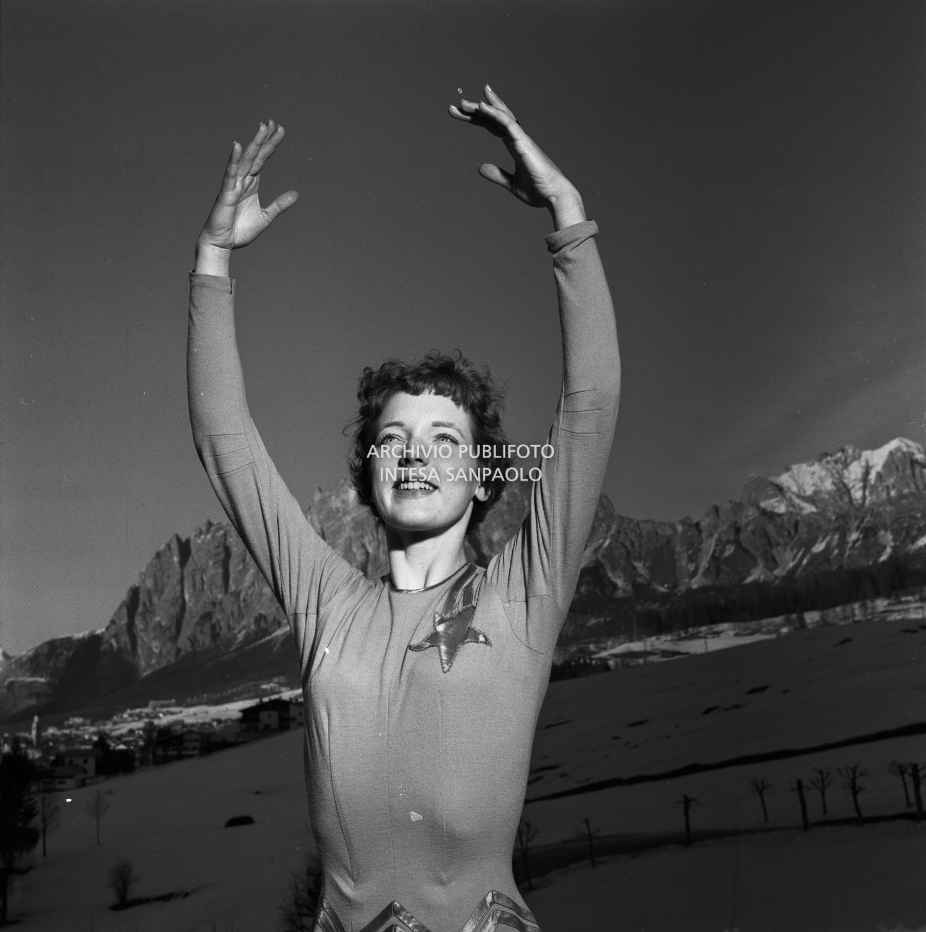 Ritratto di Tenley Emma Albright, pattinatrice artistica americana, a Cortina d'Ampezzo per i VII Giochi olimpici invernali