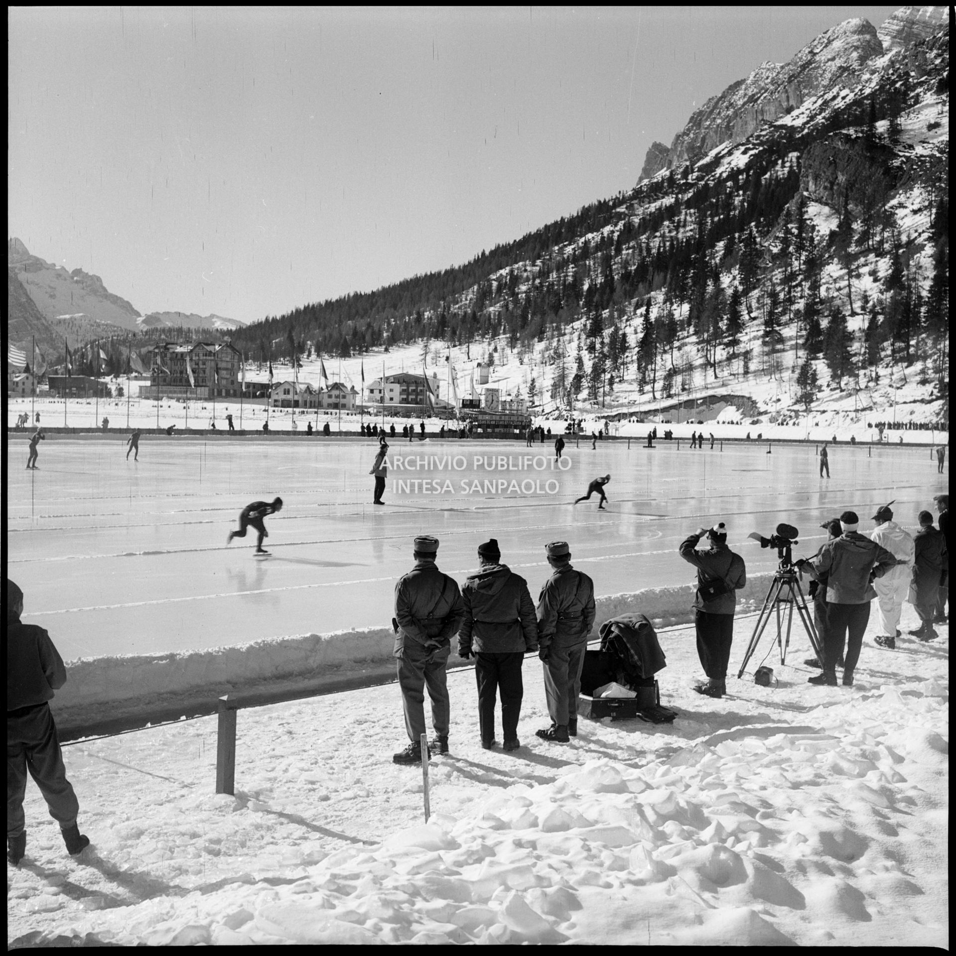 Atleti si allenano sul lago di Misurina per i VII Giochi olimpici invernali