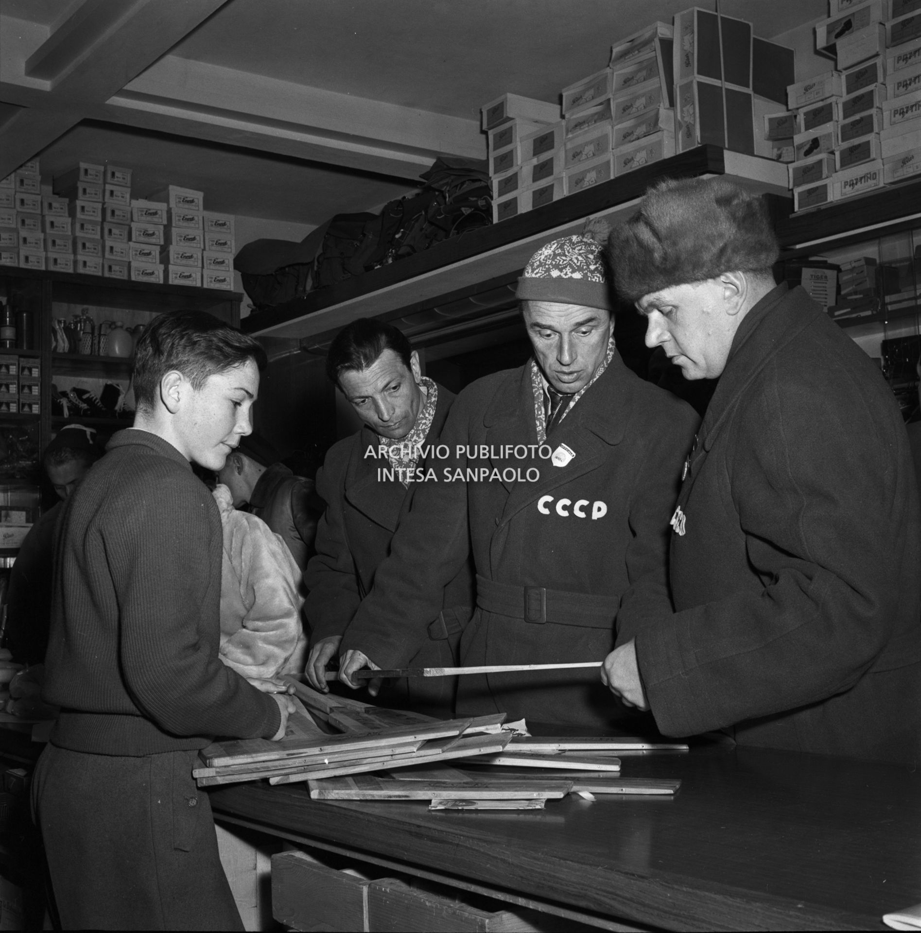 Atleti della squadra sovietica in un negozio a Cortina d'Ampezzo dove sono giunti per i VII Giochi olimpici invernali