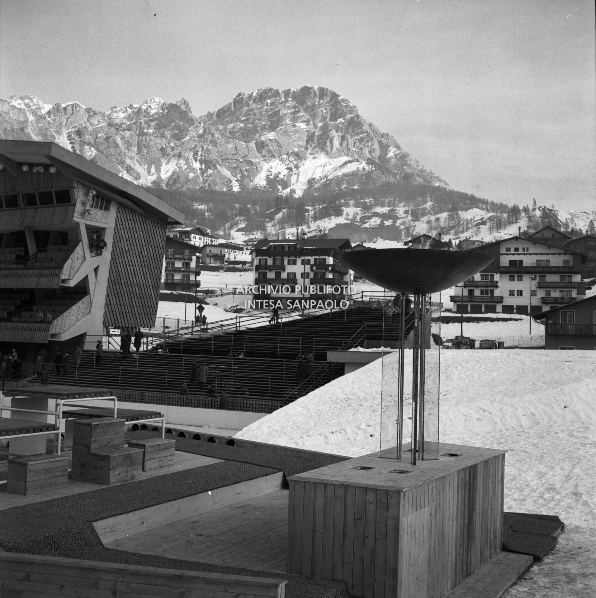 Il braciere olimpico presso lo Stadio del ghiaccio a Cortina d'Ampezzo in occasione dei VII Giochi olimpici invernali