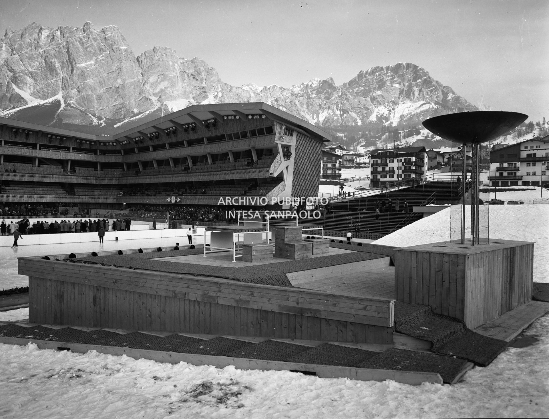 Il braciere olimpico e il podio presso lo Stadio del ghiaccio a Cortina d'Ampezzo in occasione dei VII Giochi olimpici invernali