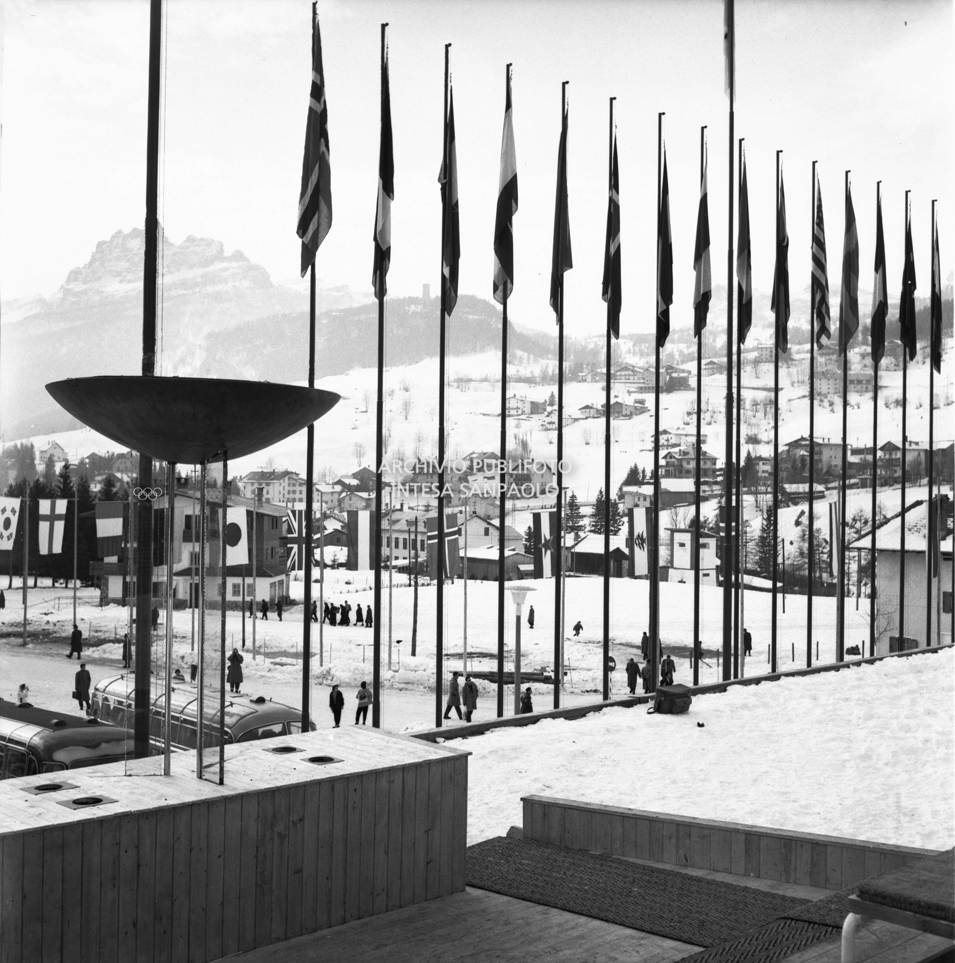 Il braciere olimpico presso lo Stadio del ghiaccio a Cortina d'Ampezzo in occasione dei VII Giochi olimpici invernali