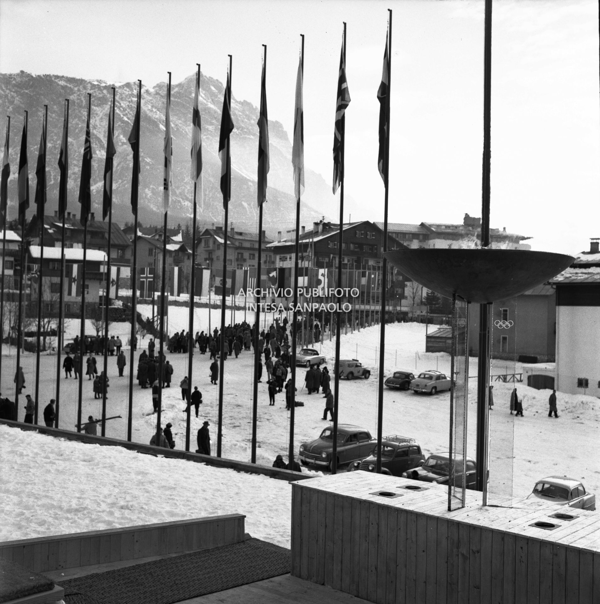 Il braciere olimpico presso lo Stadio del ghiaccio a Cortina d'Ampezzo in occasione dei VII Giochi olimpici invernali