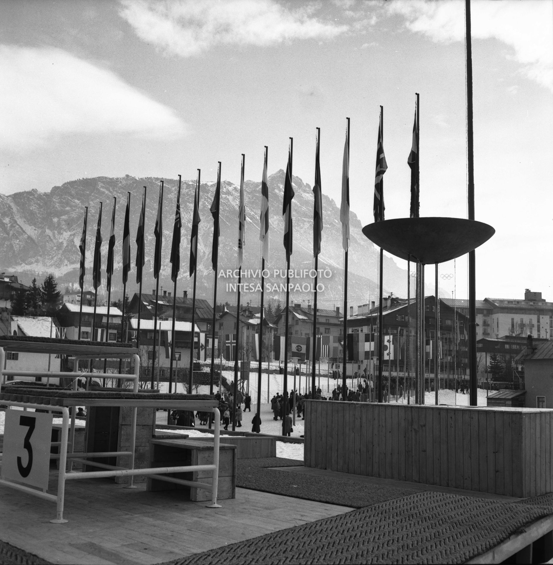 Il braciere olimpico e il podio presso lo Stadio del ghiaccio a Cortina d'Ampezzo in occasione dei VII Giochi olimpici invernali