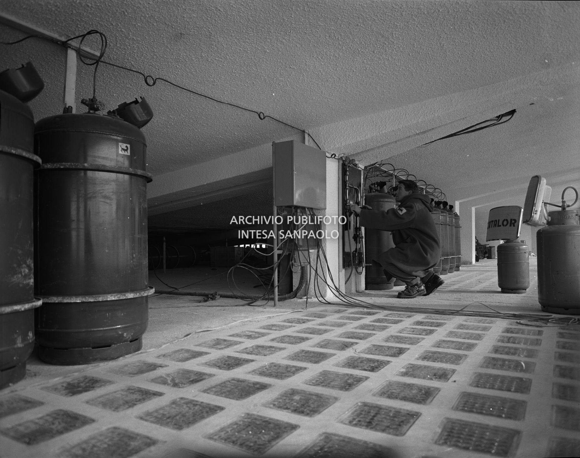 Impianti per la refrigerazione allo Stadio del ghiaccio a Cortina d'Ampezzo in occasione dei VII Giochi olimpici invernali