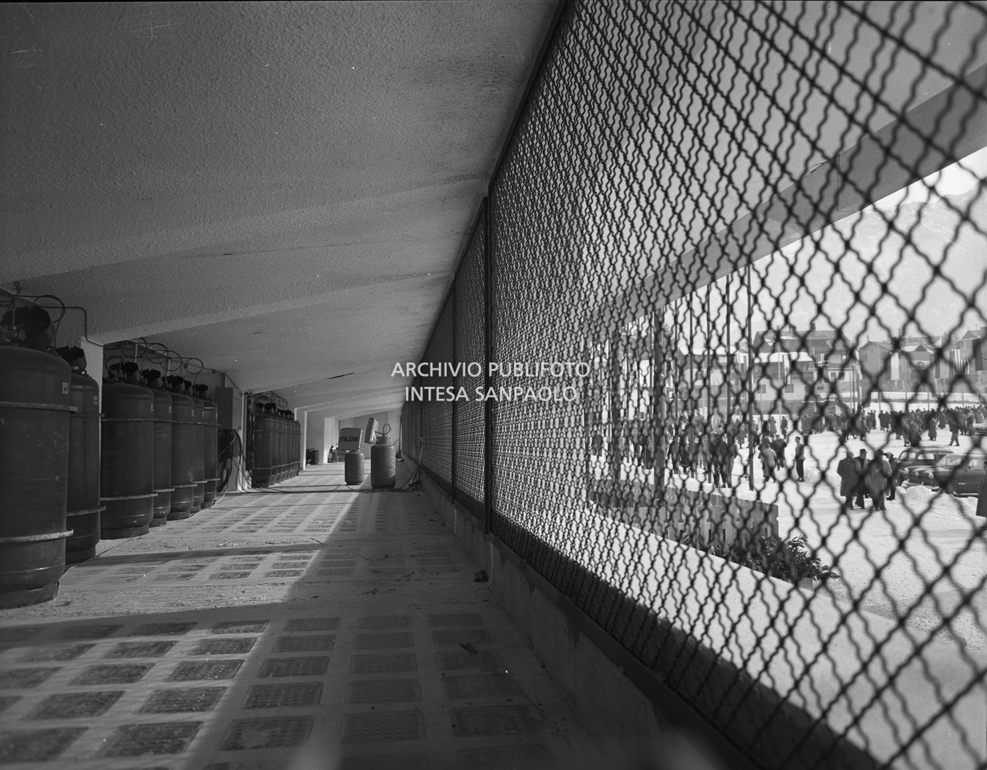Impianti per la refrigerazione allo Stadio del ghiaccio a Cortina d'Ampezzo in occasione dei VII Giochi olimpici invernali