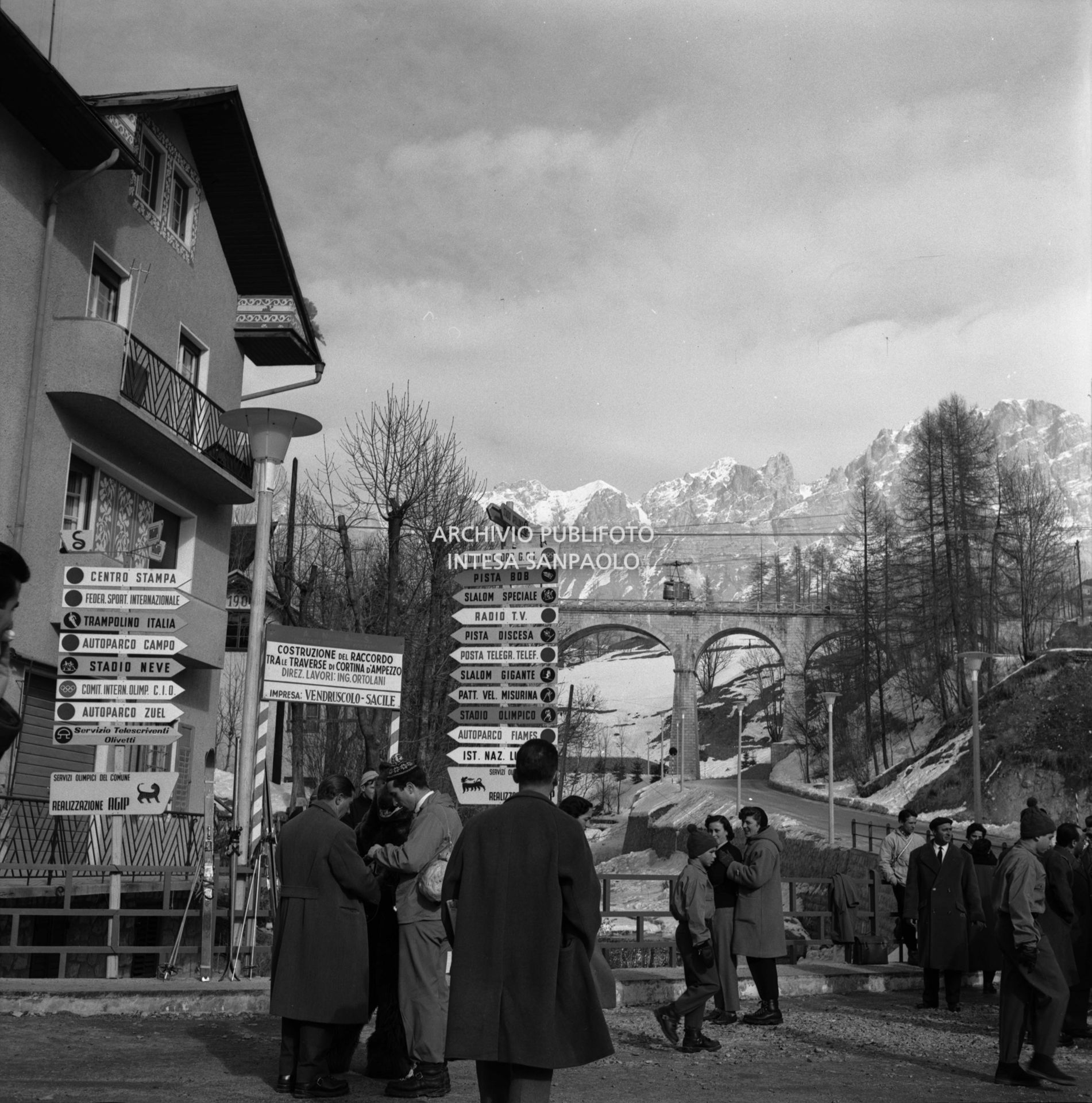 Segnaletica dei servizi olimpici del Comune installata in corso Italia all'incrocio con via Barone Franchetti a Cortina d'Ampezzo in occasione dei VII Giochi olimpici invernali
