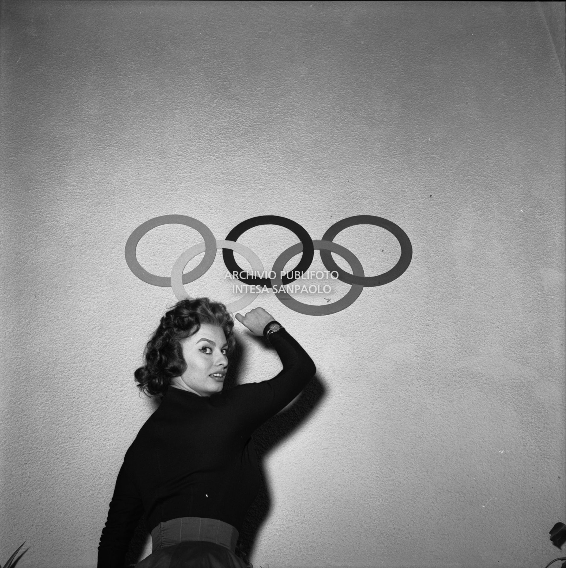 Sophia Loren indica i cinque cerchi olimpici a Cortina d'Ampezzo in occasione dei VII Giochi olimpici invernali