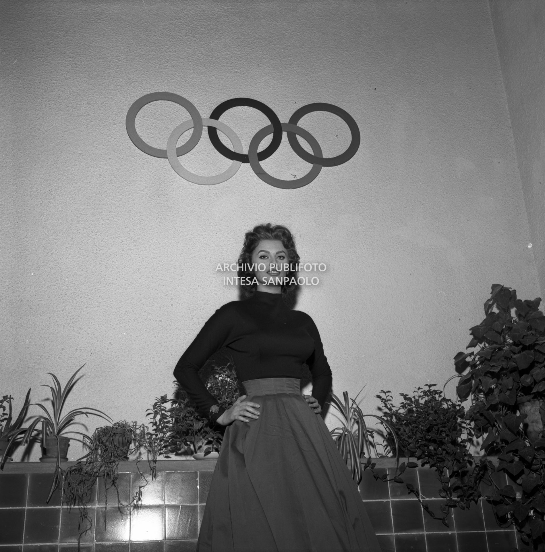 Sophia Loren in posa sotto i cinque cerchi olimpici a Cortina d'Ampezzo in occasione dei VII Giochi olimpici invernali