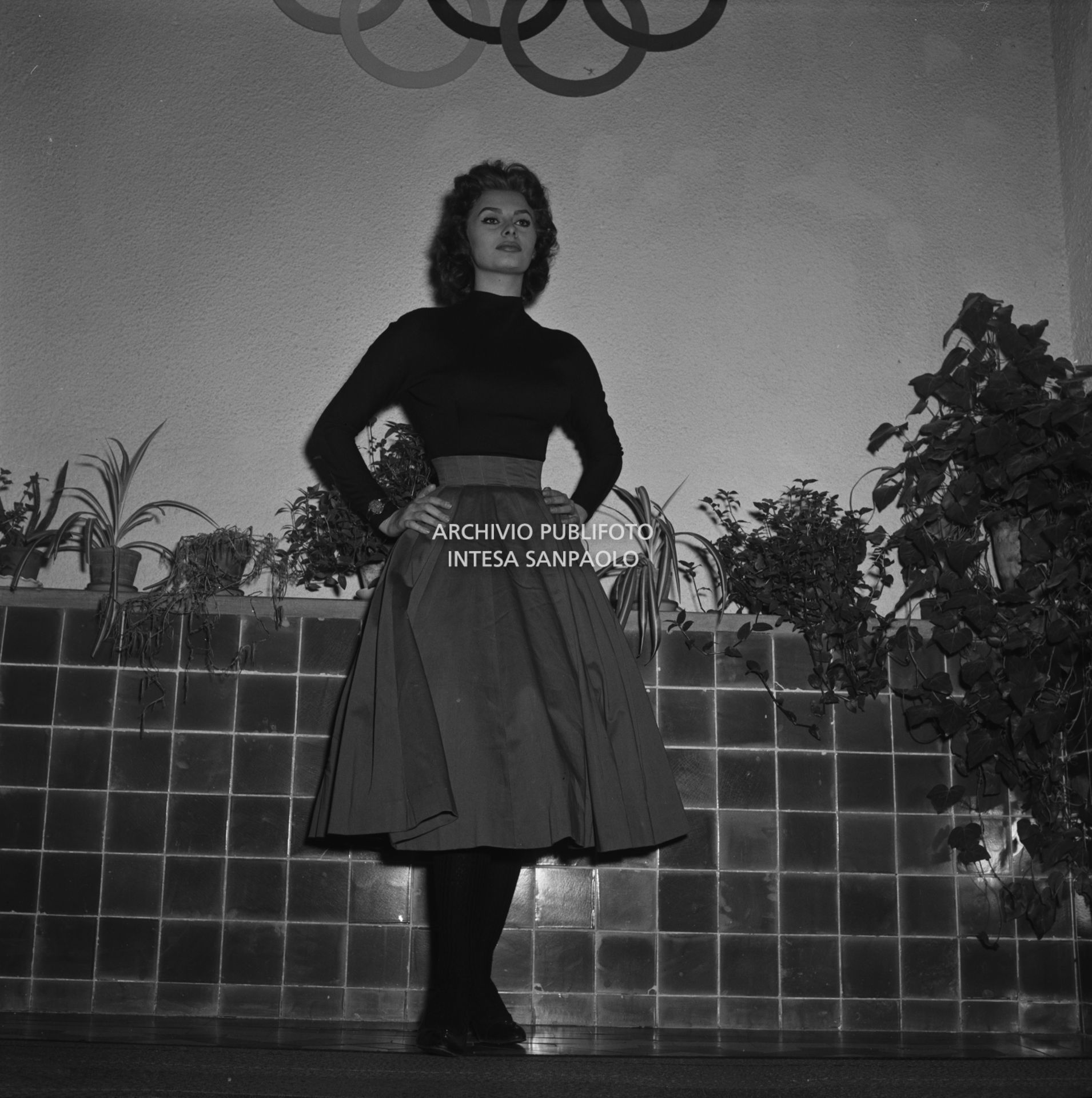 Sophia Loren in posa sotto i cinque cerchi olimpici a Cortina d'Ampezzo in occasione dei VII Giochi olimpici invernali