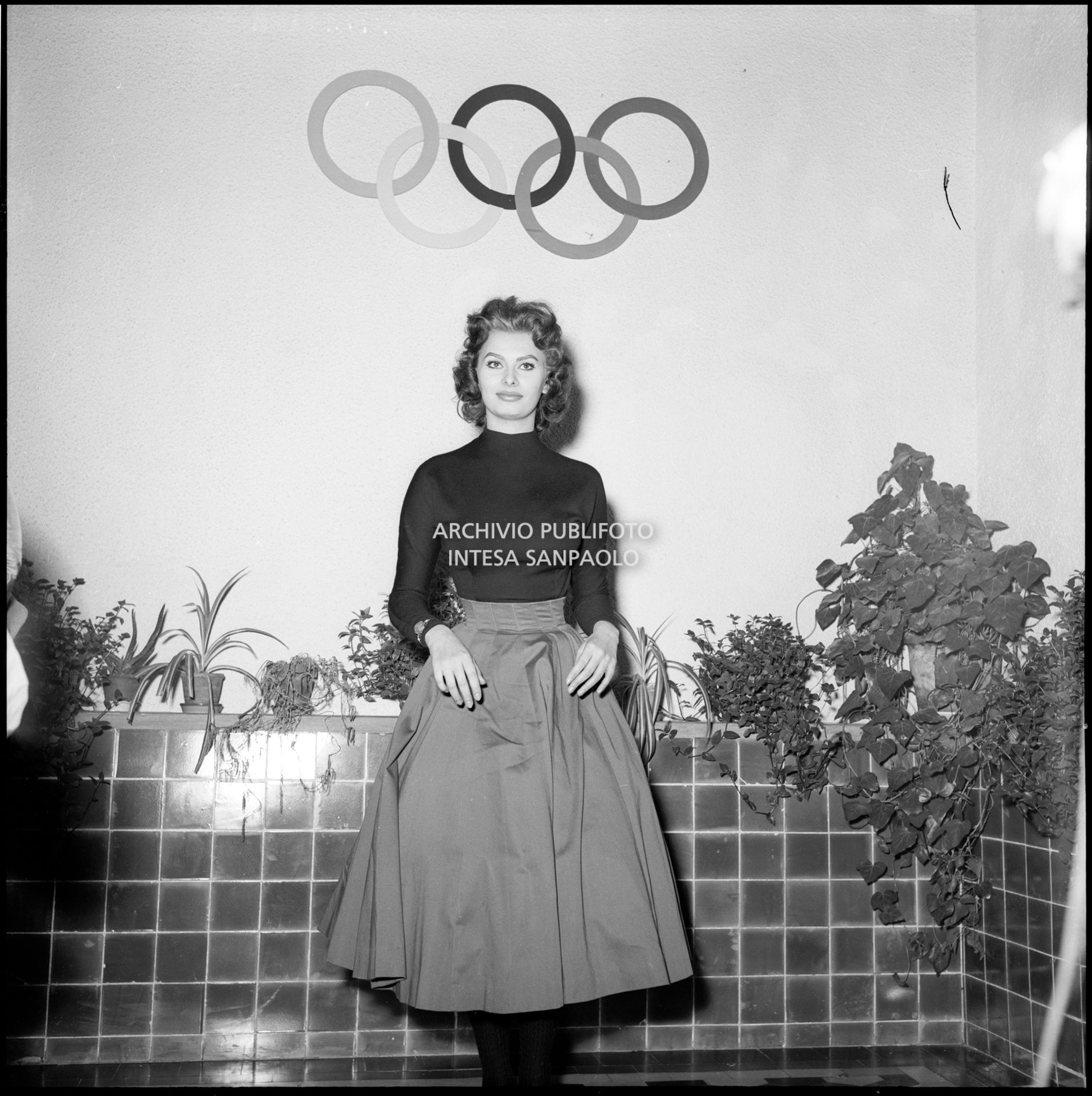 Sophia Loren in posa sotto i cinque cerchi olimpici a Cortina d'Ampezzo in occasione dei VII Giochi olimpici invernali