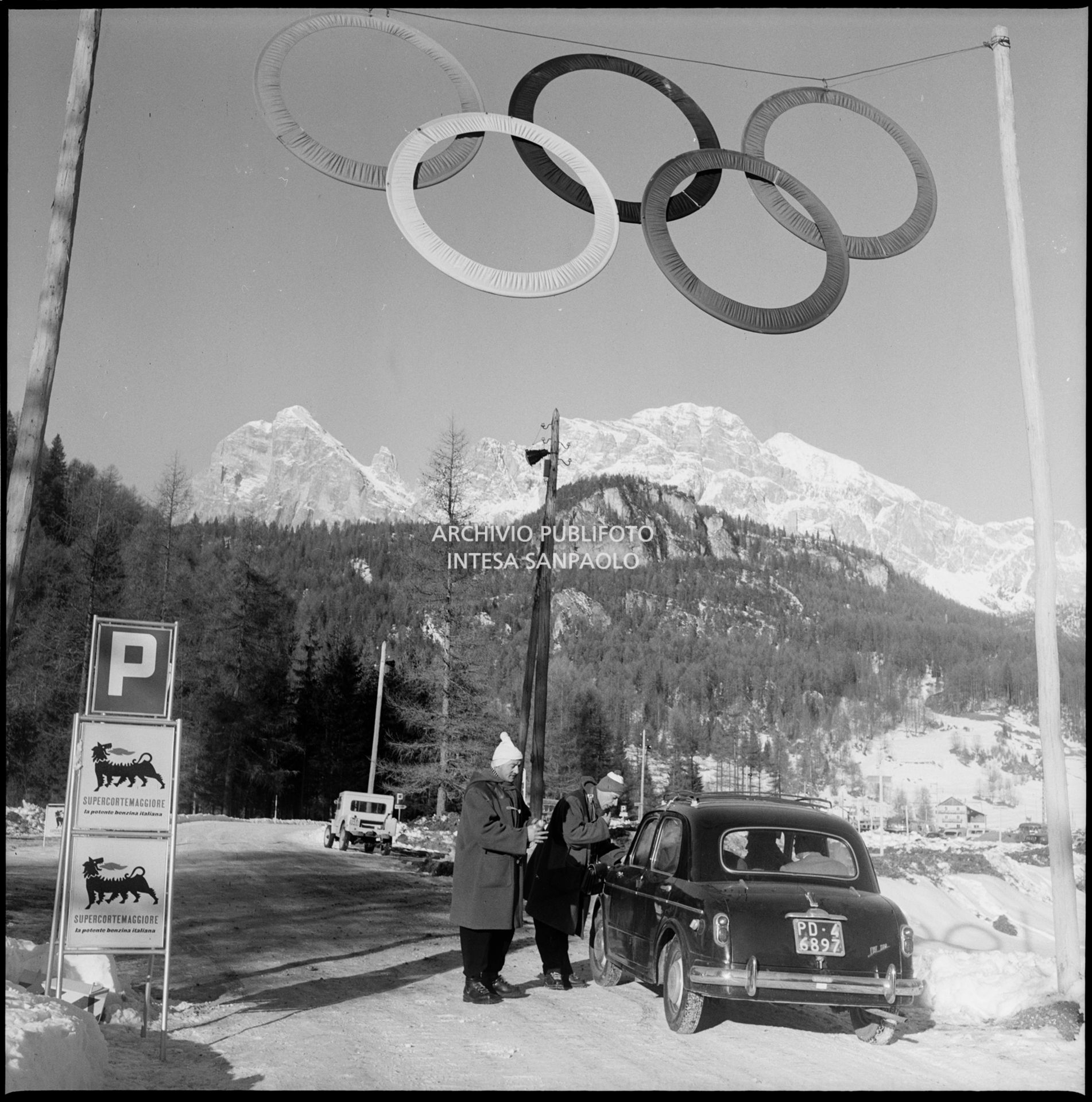 I cinque anelli olimpici all'ingresso di un parcheggio gestito da Agip nei pressi di Cortina d'Ampezzo nel periodo dei VII Giochi olimpici invernali