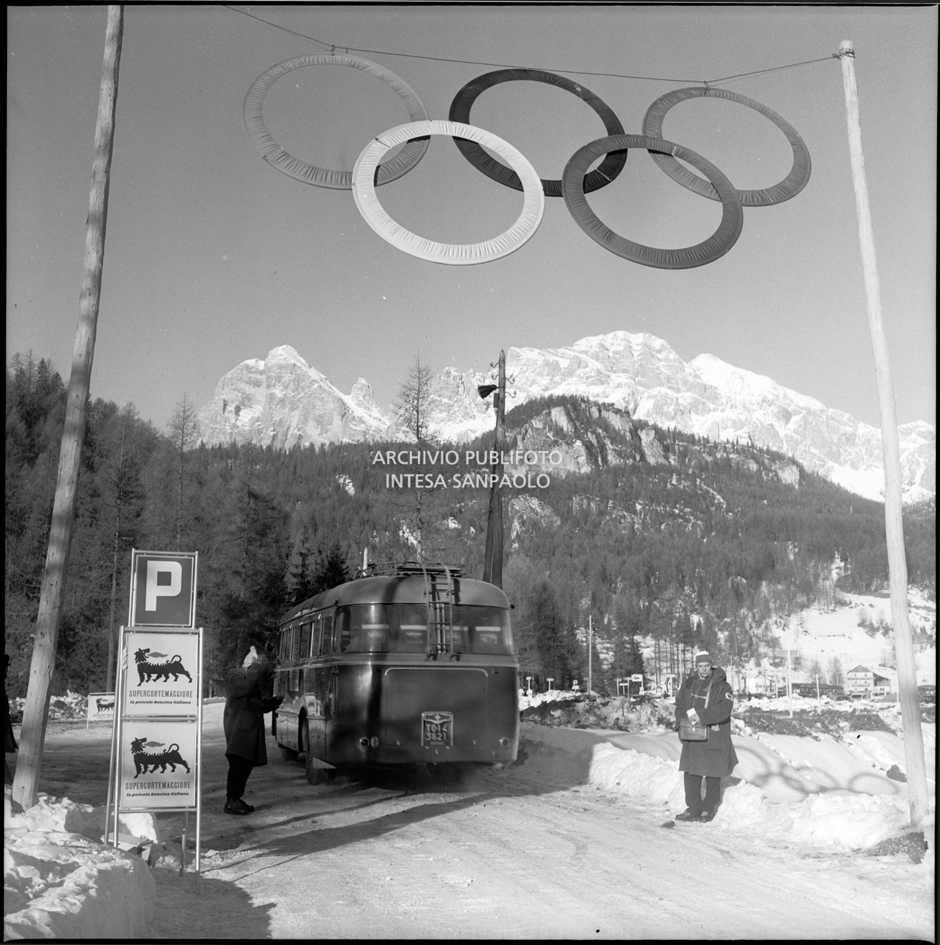 I cinque anelli olimpici all'ingresso di un parcheggio gestito da Agip nei pressi di Cortina d'Ampezzo nel periodo dei VII Giochi olimpici invernali