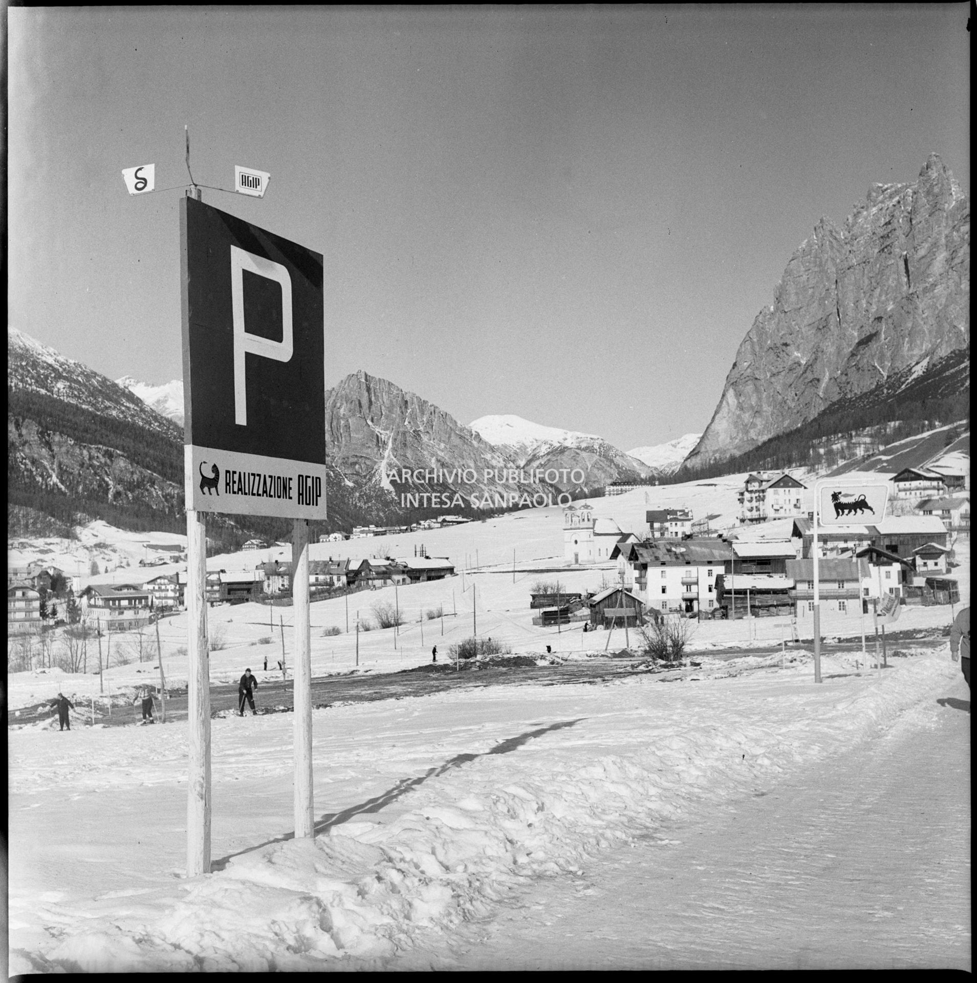Cartello segnaletico di un parcheggio realizzato dall'Agip a Cortina d'Ampezzo nel periodo dei VII Giochi olimpici invernali