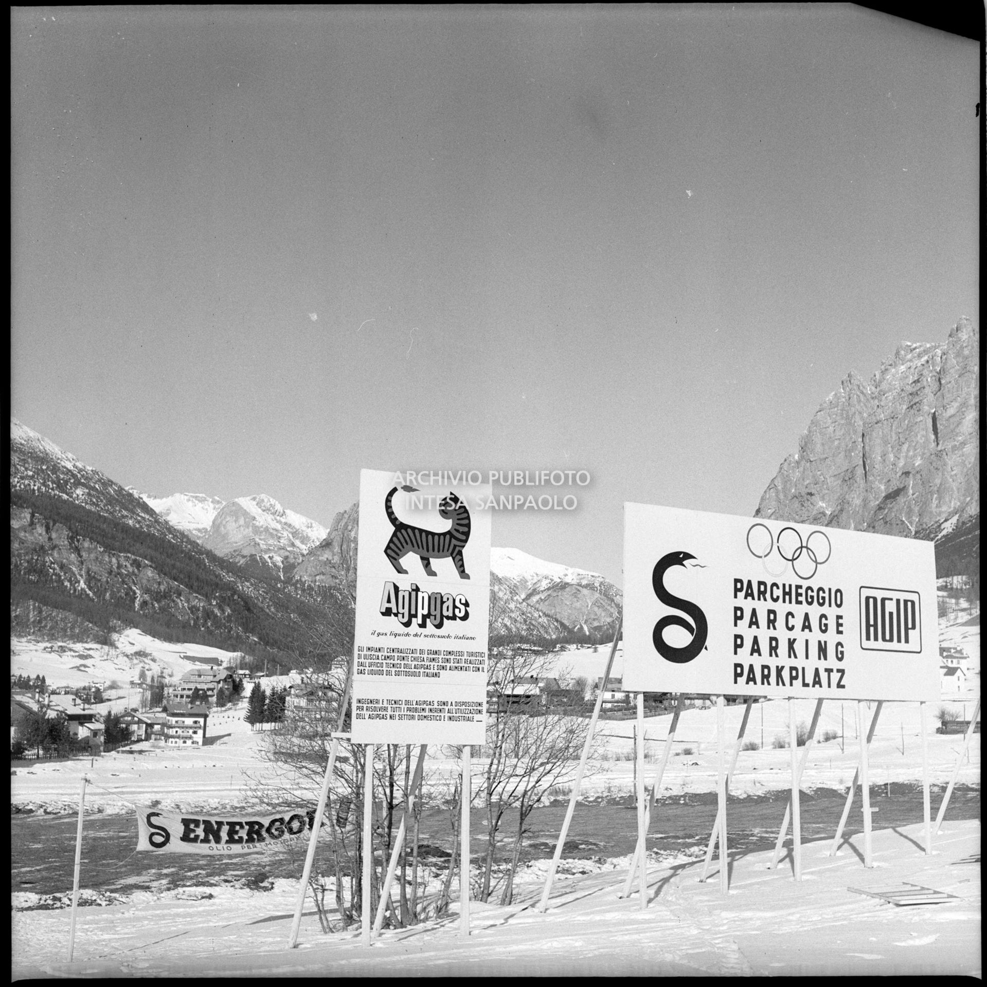 Cartello di un parcheggio sponsorizzato dall'Agip e un altro informativo e promozionale dell'Agipgas a Cortina d'Ampezzo nel periodo dei VII Giochi olimpici invernali
