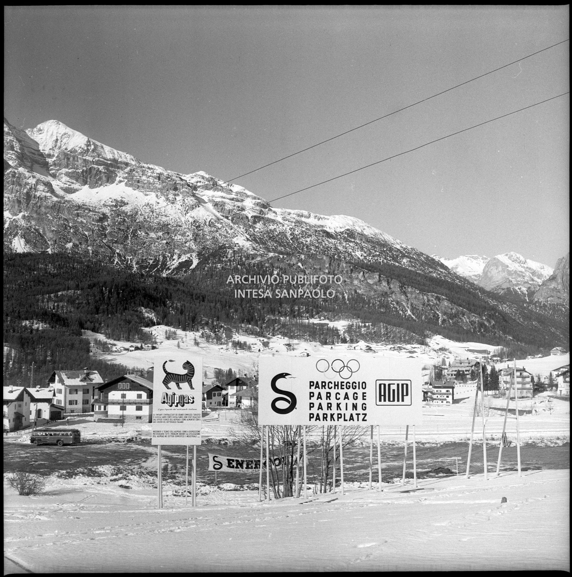 Cartello di un parcheggio gestito dall'Agip e un altro informativo e promozionale dell'Agipgas a Cortina d'Ampezzo nel periodo dei VII Giochi olimpici invernali