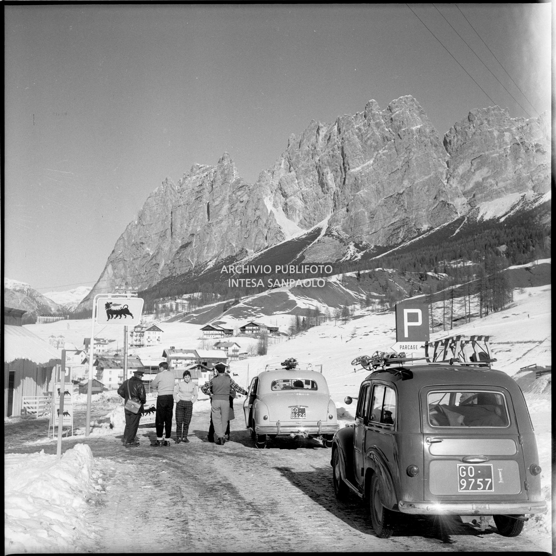 Fiat 500 C Belvedere e Fiat 1400 nei pressi Cortina d'Ampezzo nel periodo dei VII Giochi olimpici  invernali