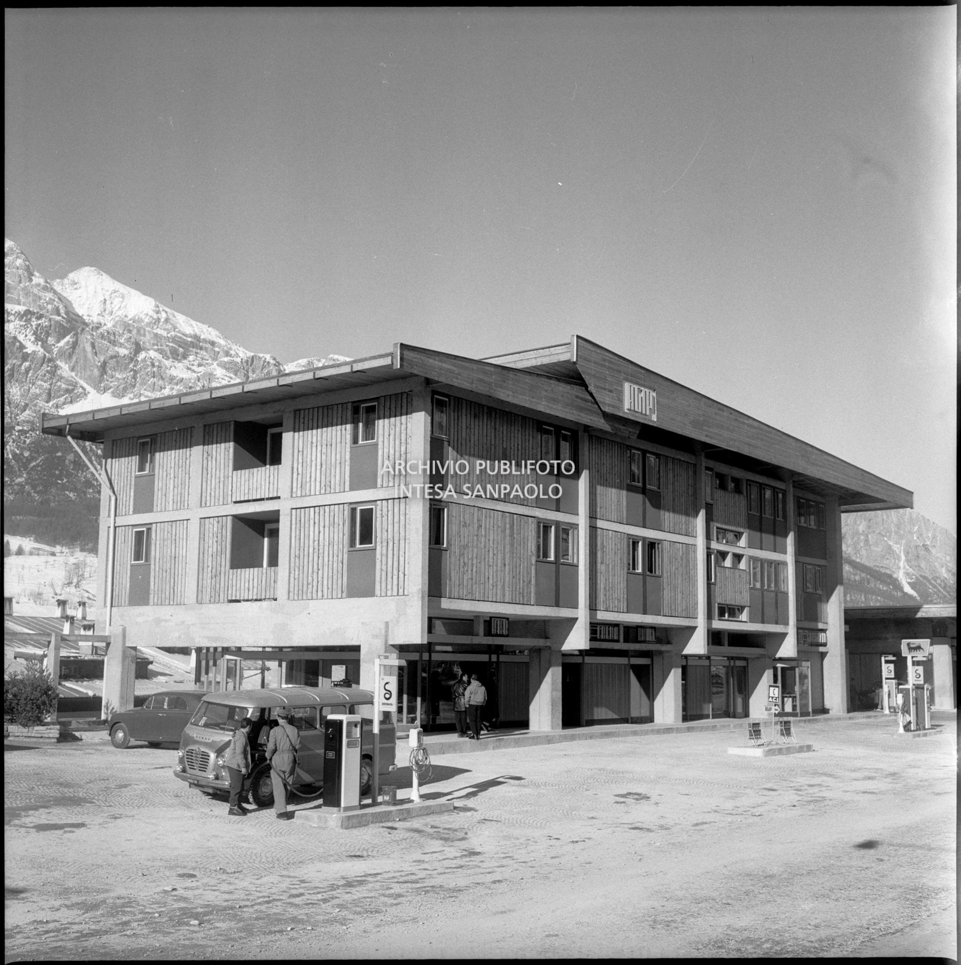 Stazione di servizio Agip con bar, tavola calda e hotel nei pressi di Cortina d'Ampezzo nel periodo dei VII Giochi olimpici  invernali
