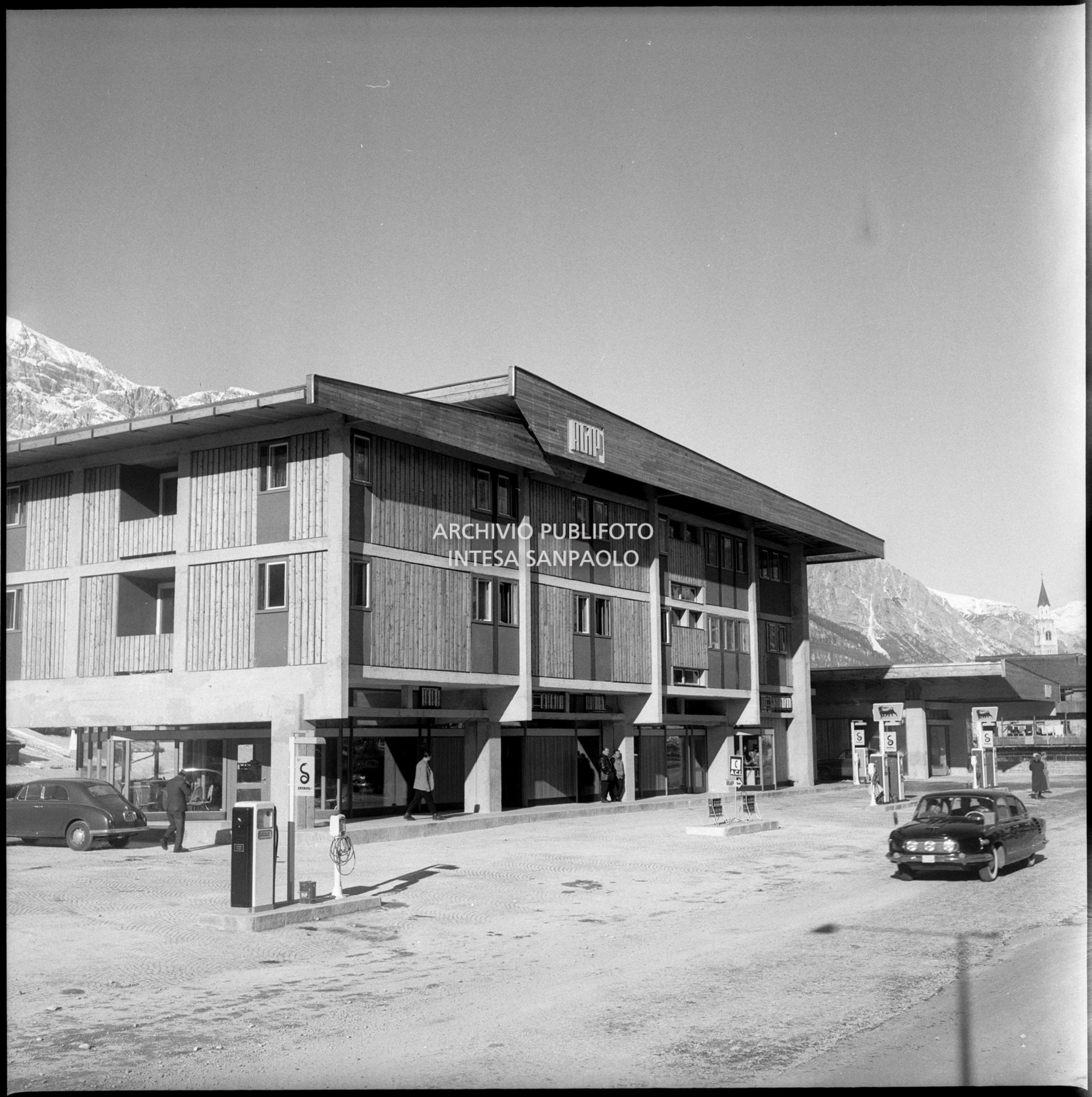 Stazione di servizio Agip con bar, tavola calda e hotel nei pressi di Cortina d'Ampezzo nel periodo dei VII Giochi olimpici  invernali