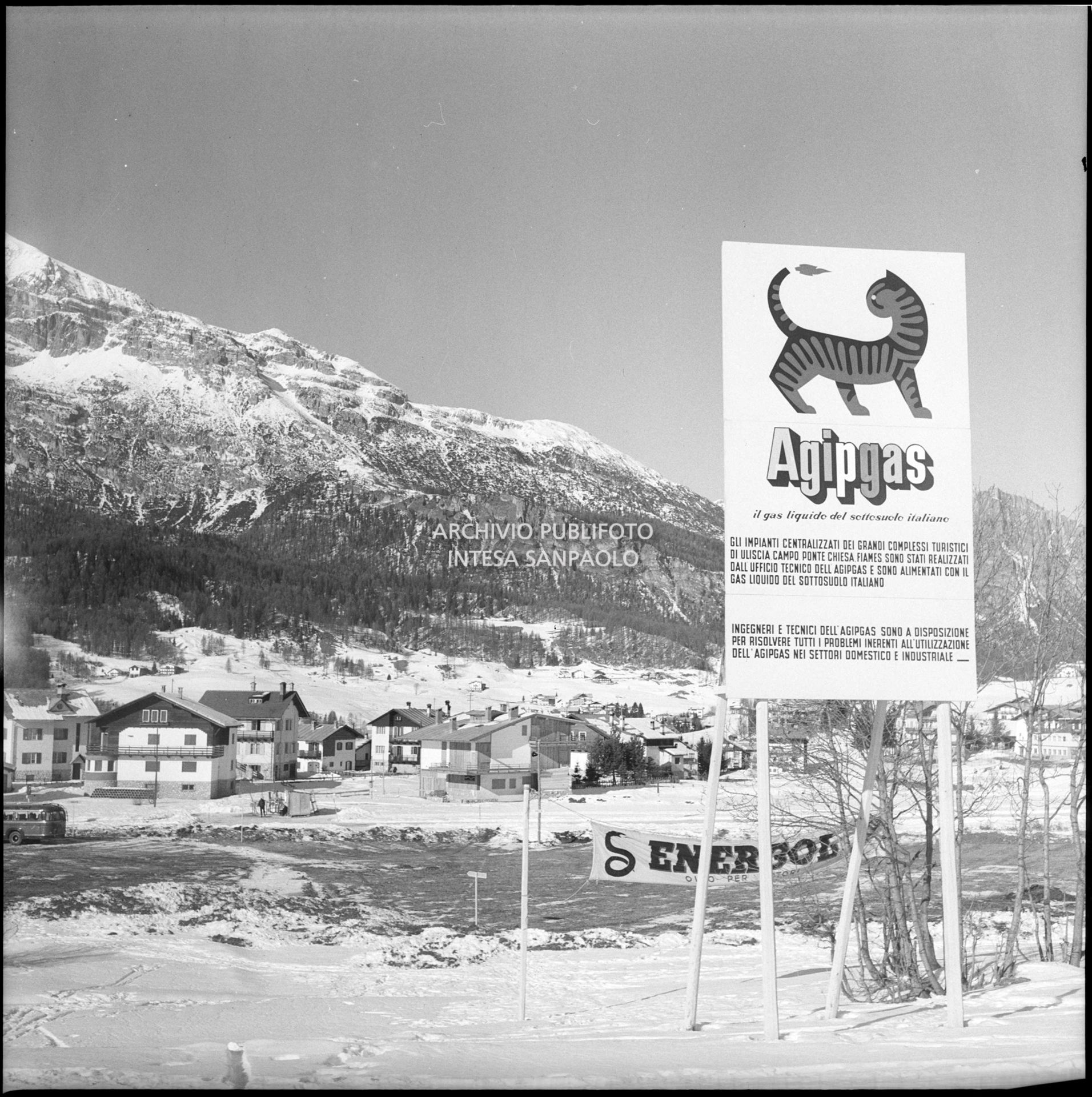 Cartello informativo e promozionale dell'Agipgas a Cortina d'Ampezzo nel periodo dei VII Giochi olimpici invernali