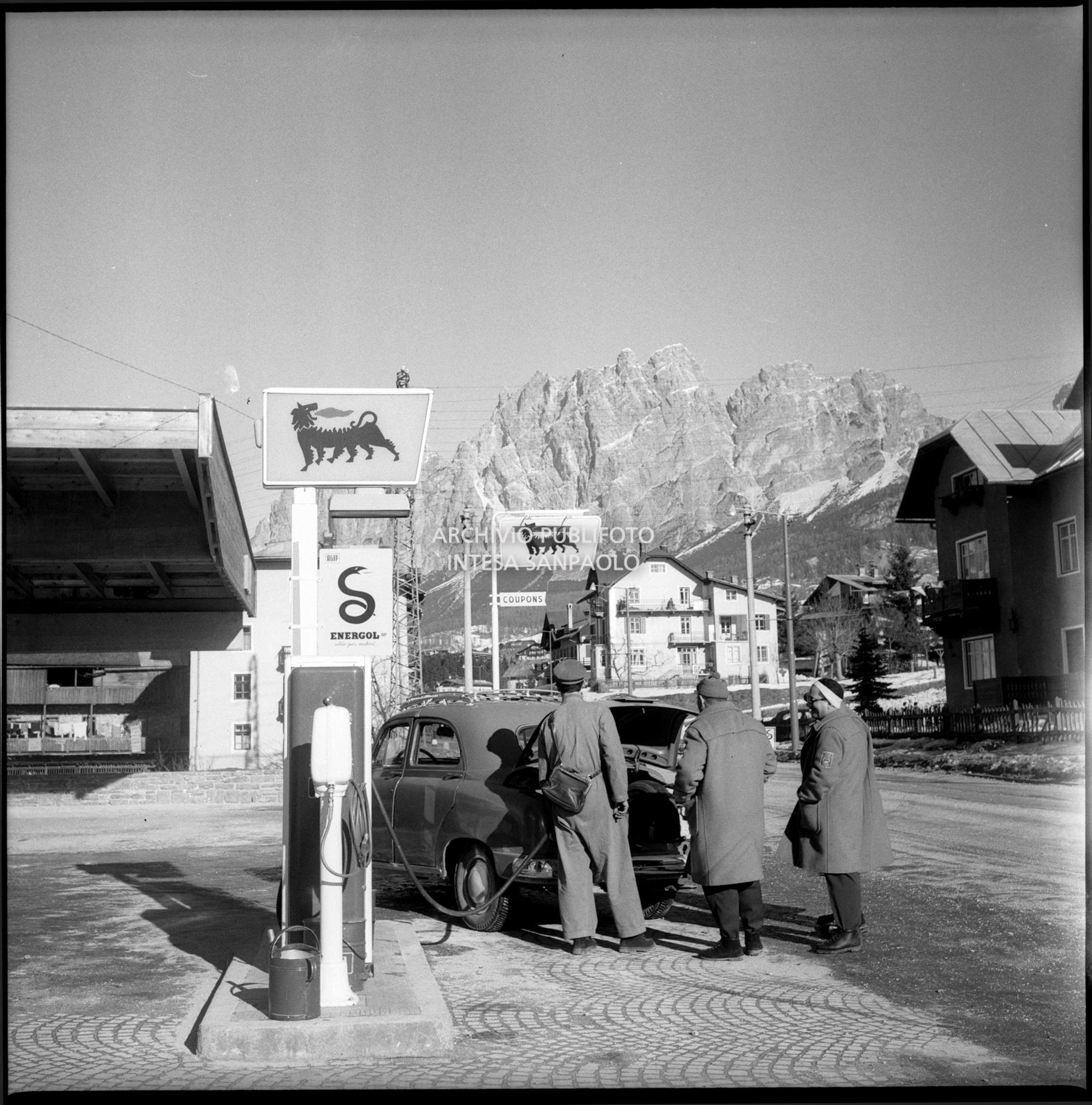 Un'automobile in rifornimento al distributore di carburante Agip presso la stazione di servizio nei pressi di Cortina d'Ampezzo nel periodo dei VII Giochi olimpici  invernali