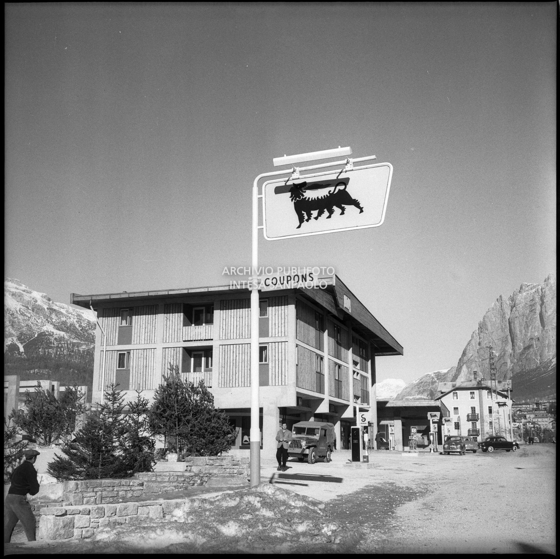 Stazione di servizio Agip con bar, tavola calda e hotel nei pressi di Cortina d'Ampezzo nel periodo dei VII Giochi olimpici  invernali