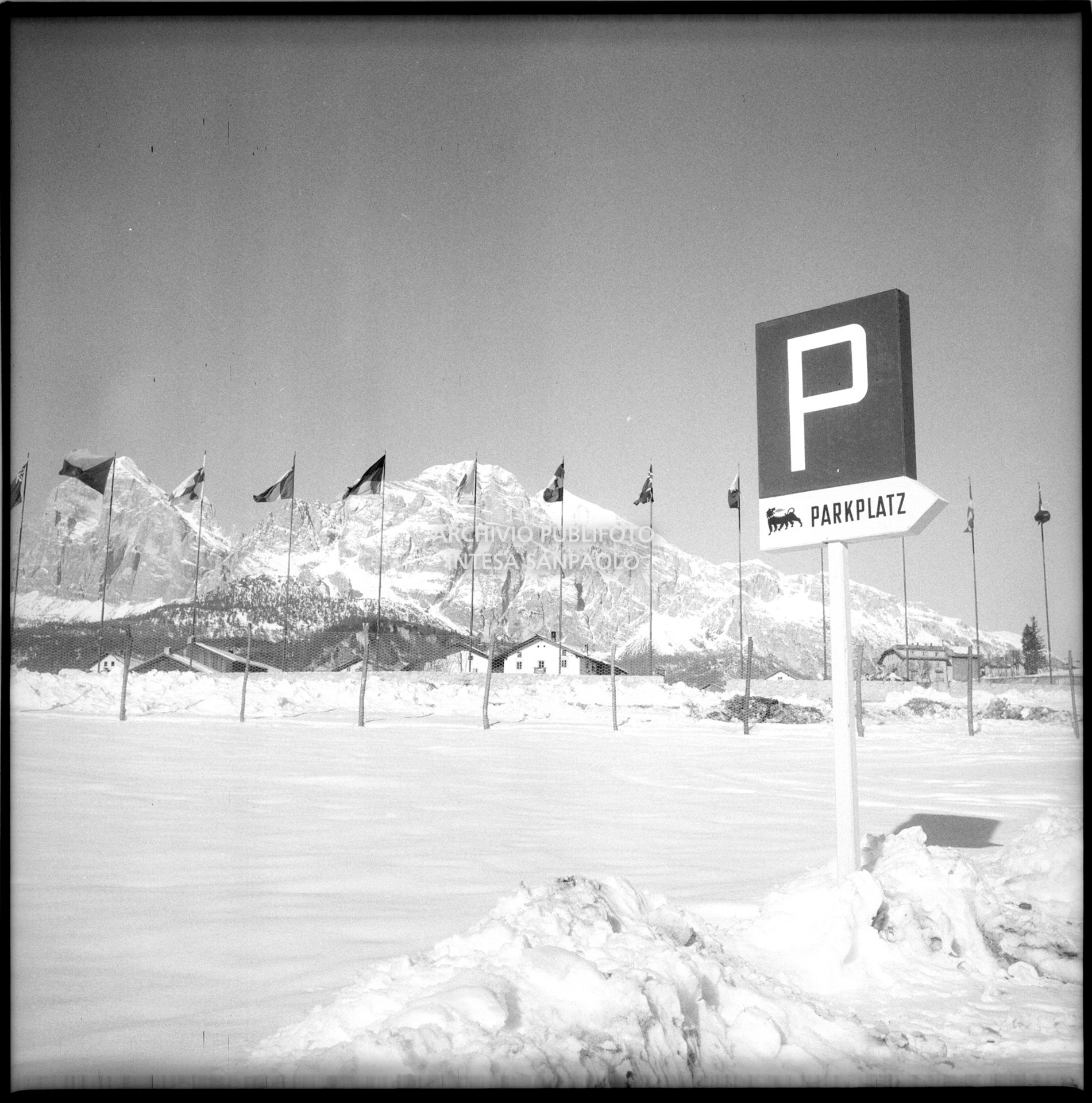 Cartello di un parcheggio gestito dall'Agip a Cortina d'Ampezzo nel periodo dei VII Giochi olimpici invernali