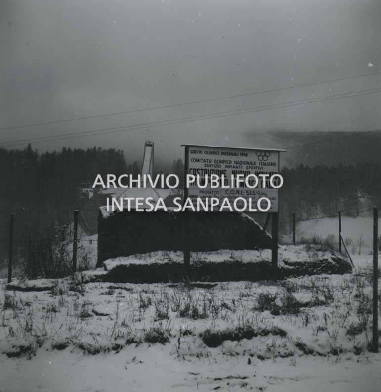 In primo piano il cartello del cantiere di costruzione.<br>