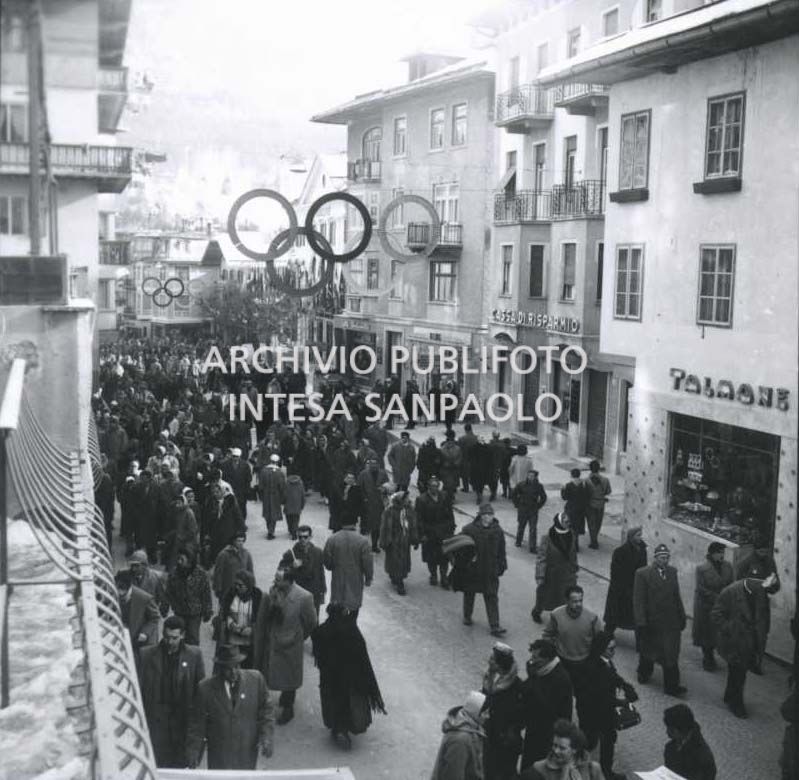 Corso Italia a Cortina d'Ampezzo gremito di persone durante i VII Giochi olimpici invernali