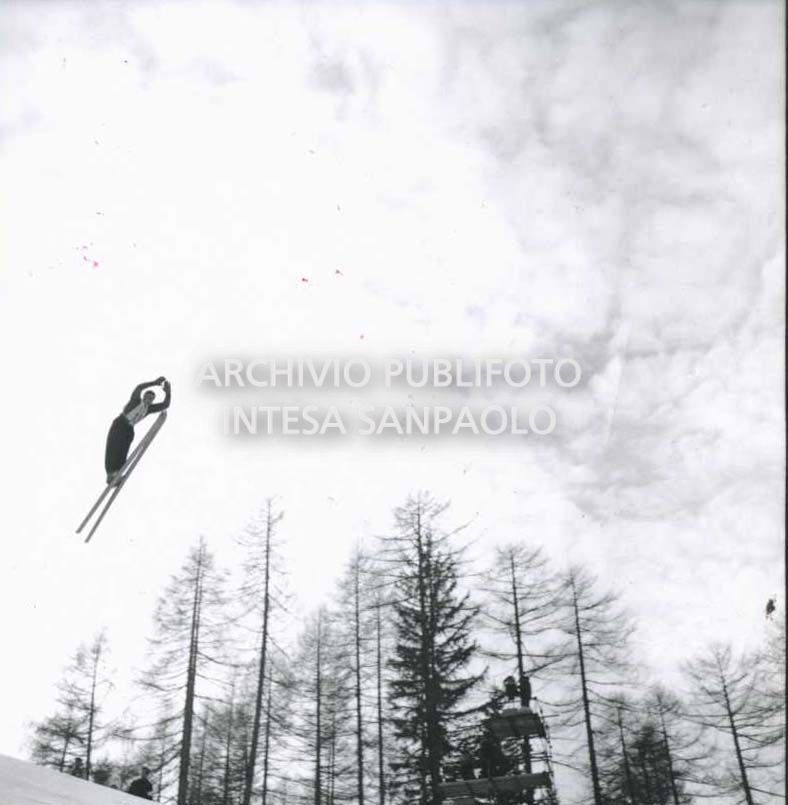 Salto con gli sci al Trampolino Italia in occasione dei VII Giochi olimpici invernali a Cortina d'Ampezzo