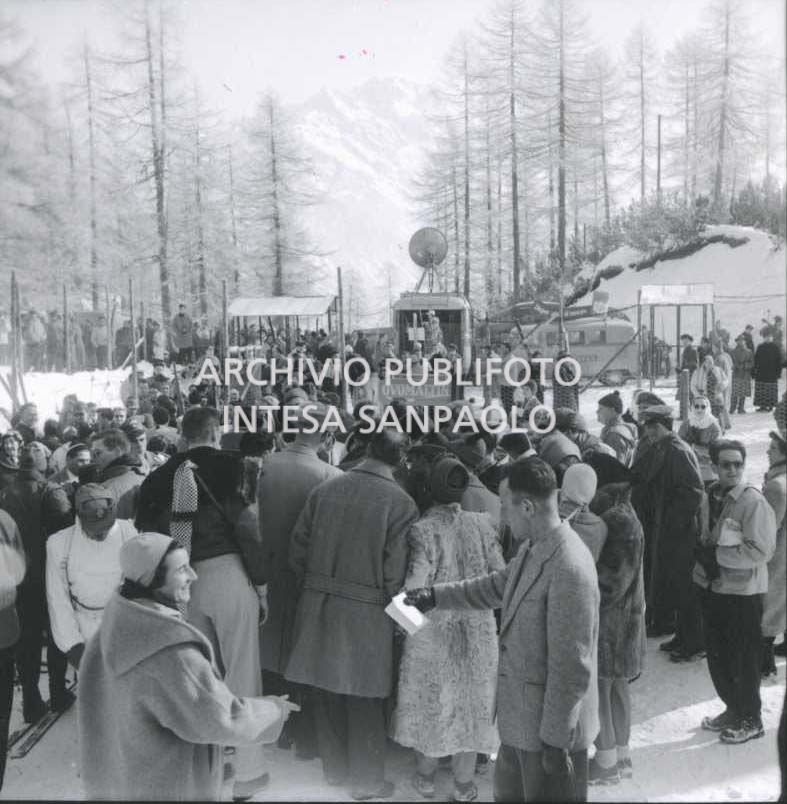 Folla agli impianti in occasione dei VII Giochi olimpici invernali a Cortina d'Ampezzo