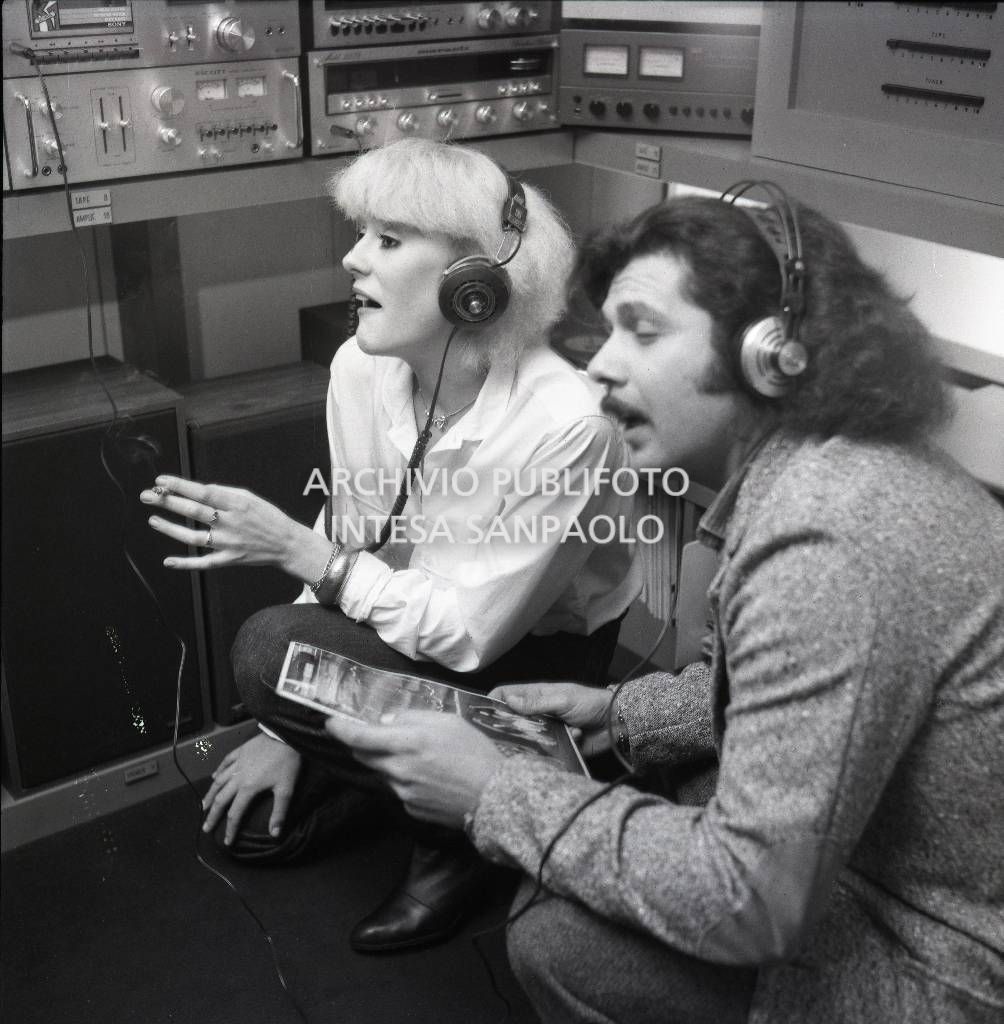 Donatella Rettore con le cuffie a fianco al fidanzato