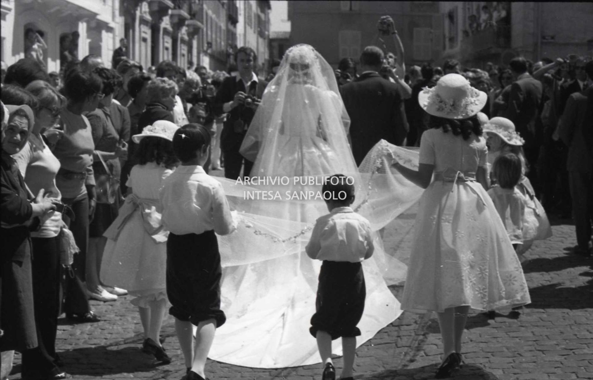 Matrimonio di Michel Raimon con Evelyne de Beschart, alla presenza di ospiti illustri come la principessa Grace di Monaco, testimone di nozze