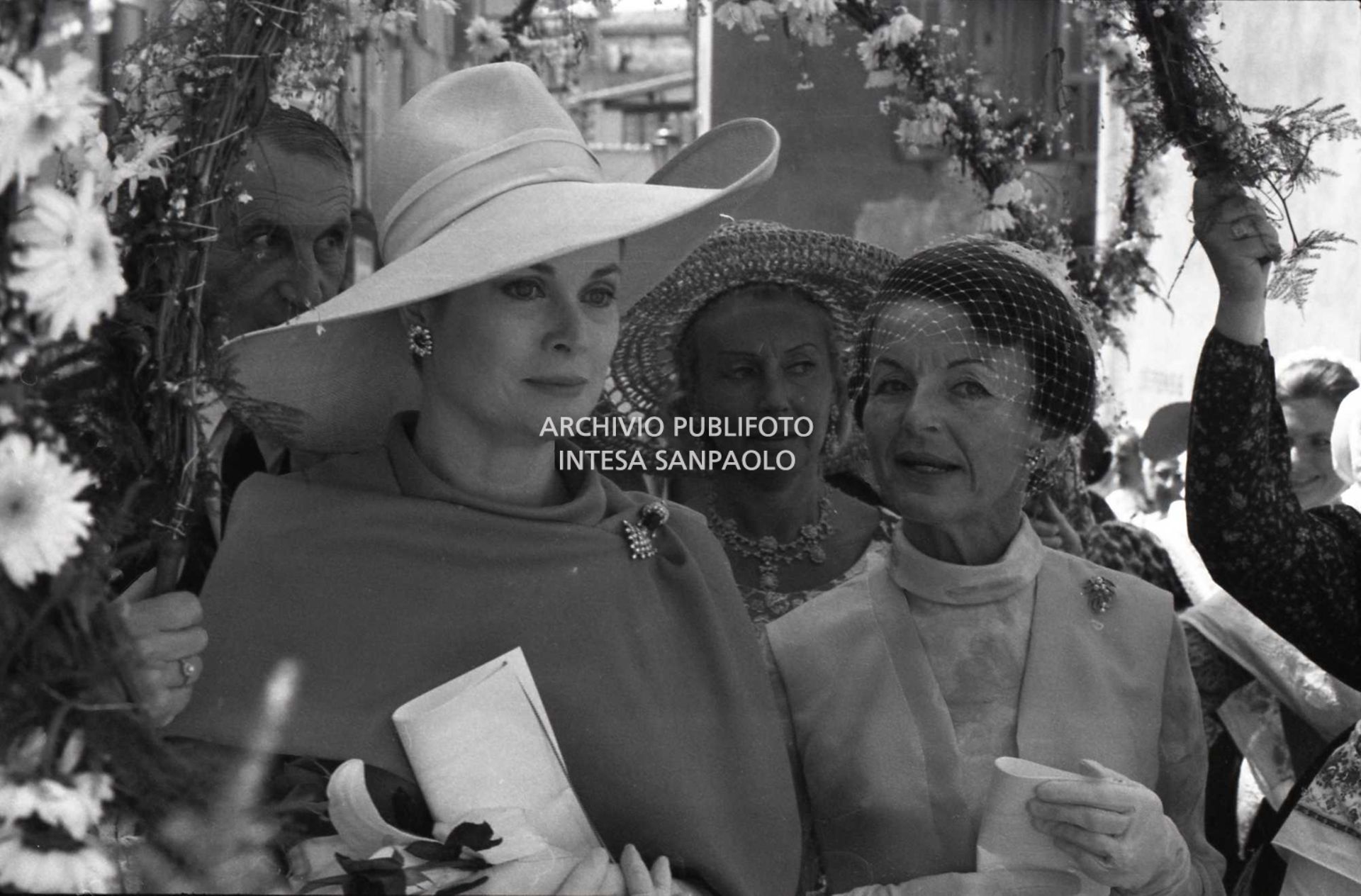 Matrimonio di Michel Raimon con Evelyne de Beschart, alla presenza di ospiti illustri come la principessa Grace di Monaco, testimone di nozze