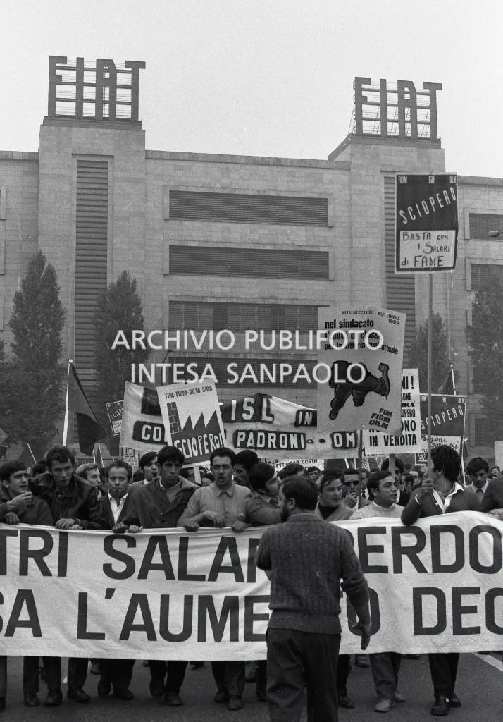 Operai in sciopero, davanti allo stabilimento Fiat Mirafiori, in corso Traiano a Torino, con cartelli, striscioni e bandiere