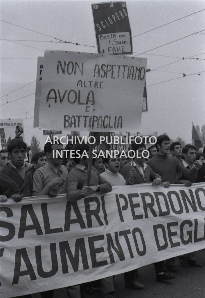 Operai in sciopero, davanti allo stabilimento Fiat Mirafiori, in corso Traiano a Torino; su un cartello la scritta "Non aspettiamo altre Avola e Battipaglia"